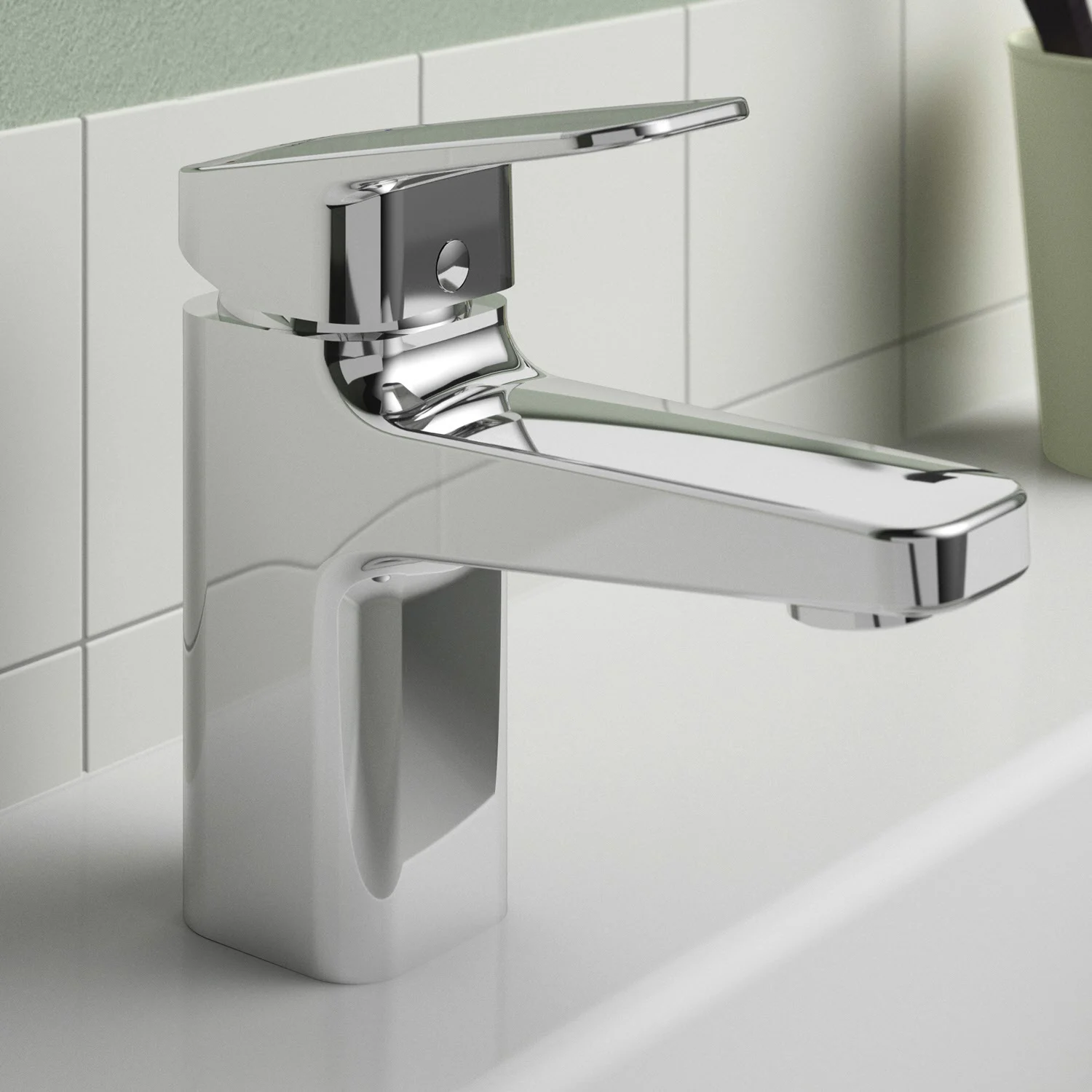 Chromowana bateria umywalkowa z bliska w łazience, Ideal Standard