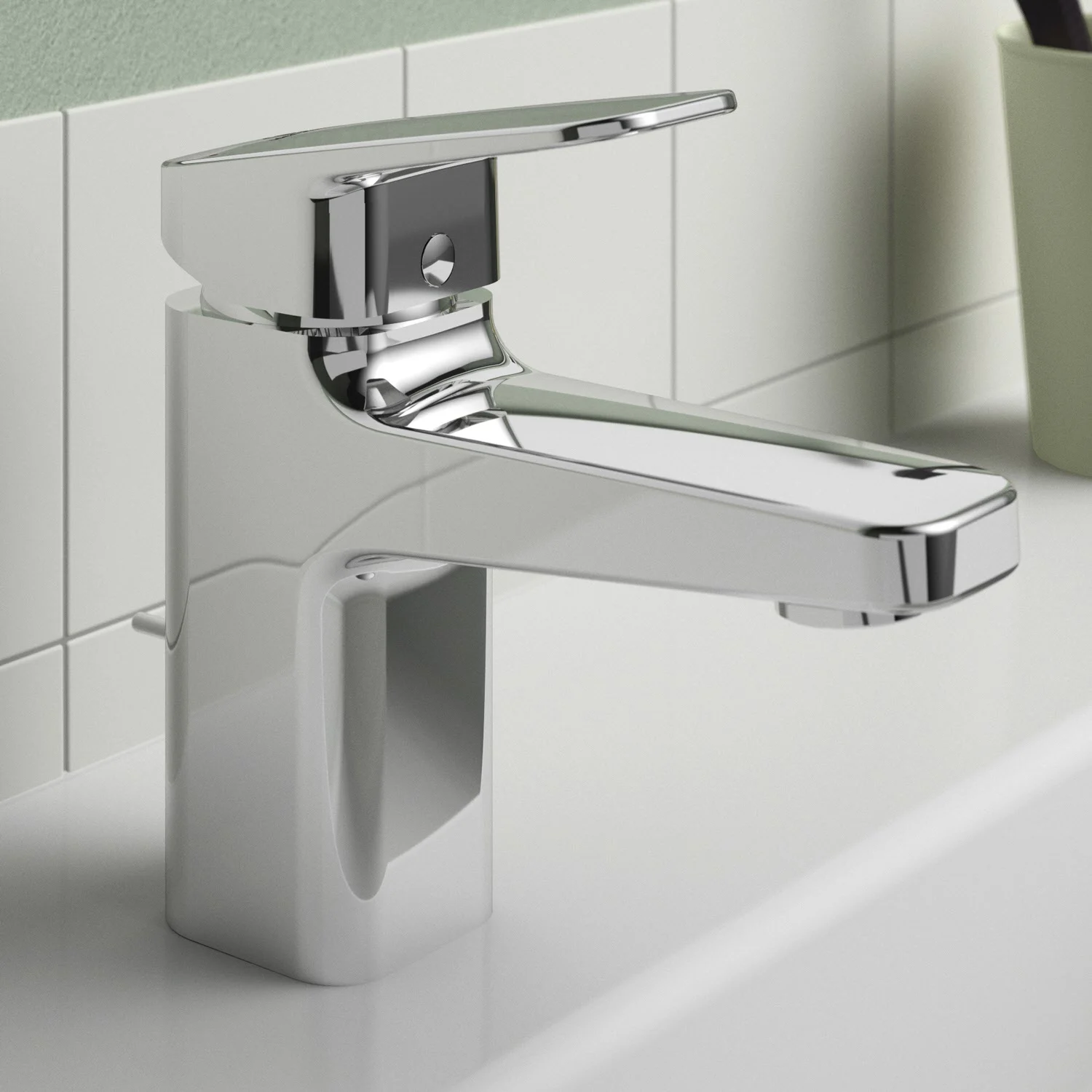 Chromowana bateria umywalkowa z bliska w łazience, Ideal Standard