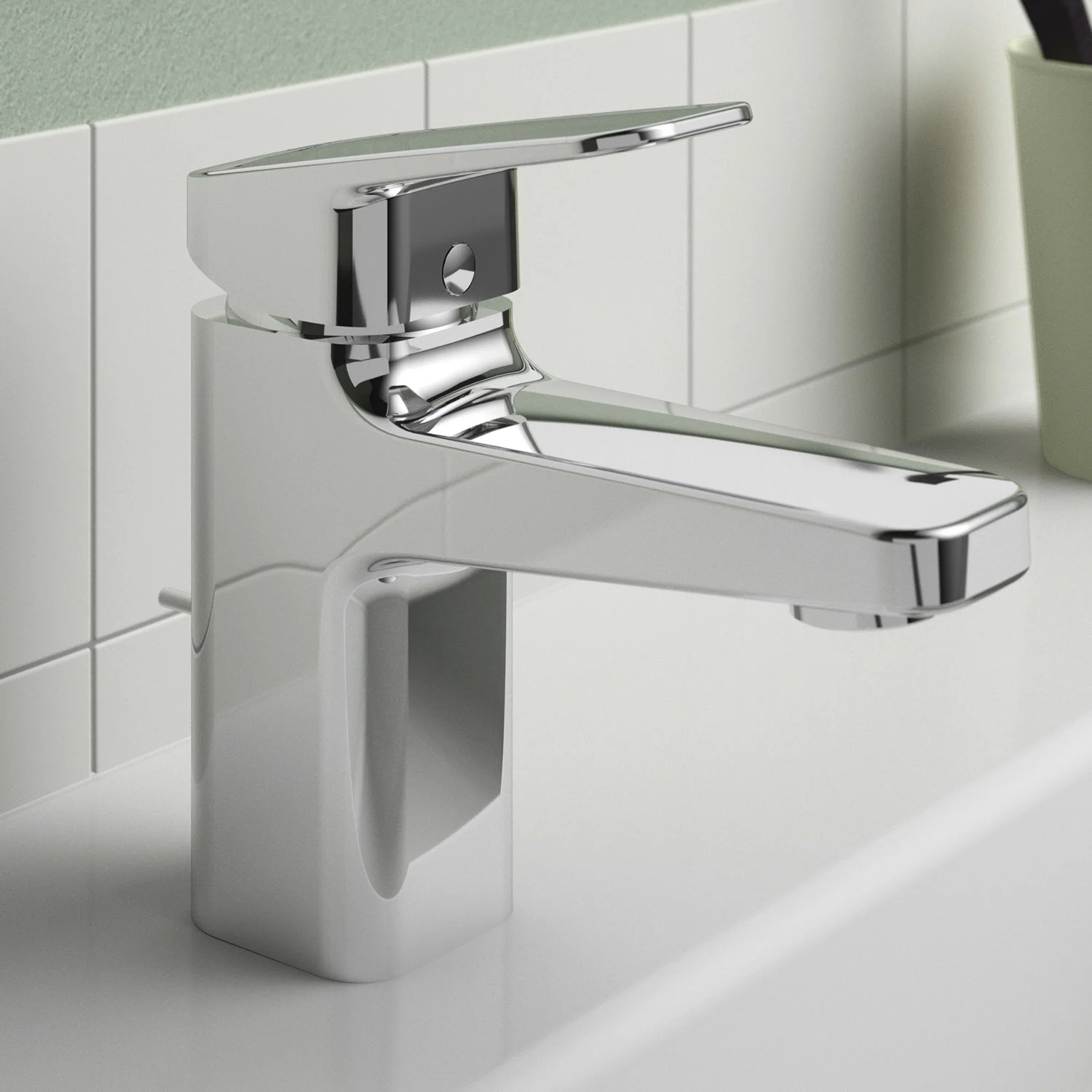 Chromowana bateria umywalkowa z bliska w łazience, Ideal Standard