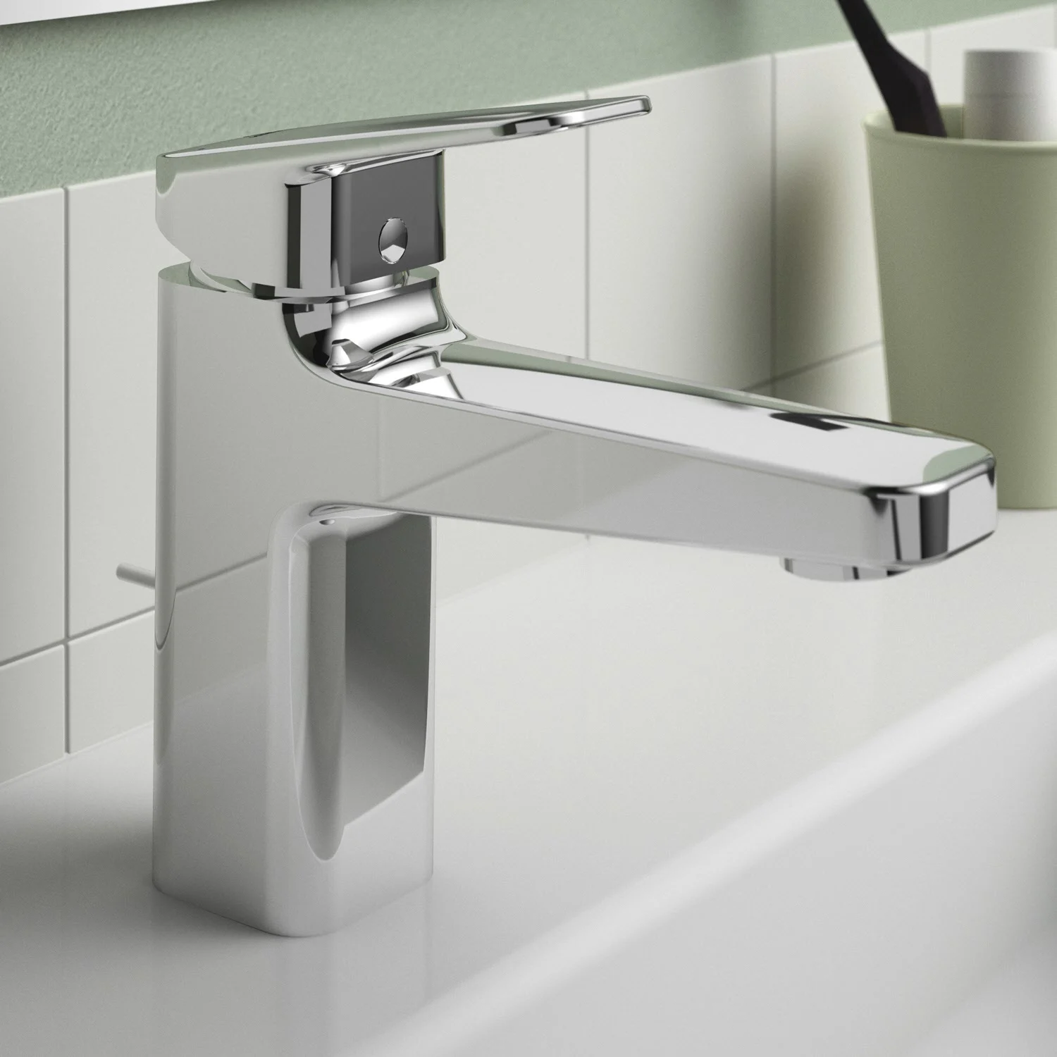 Chromowana bateria umywalkowa z bliska w łazience, Ideal Standard
