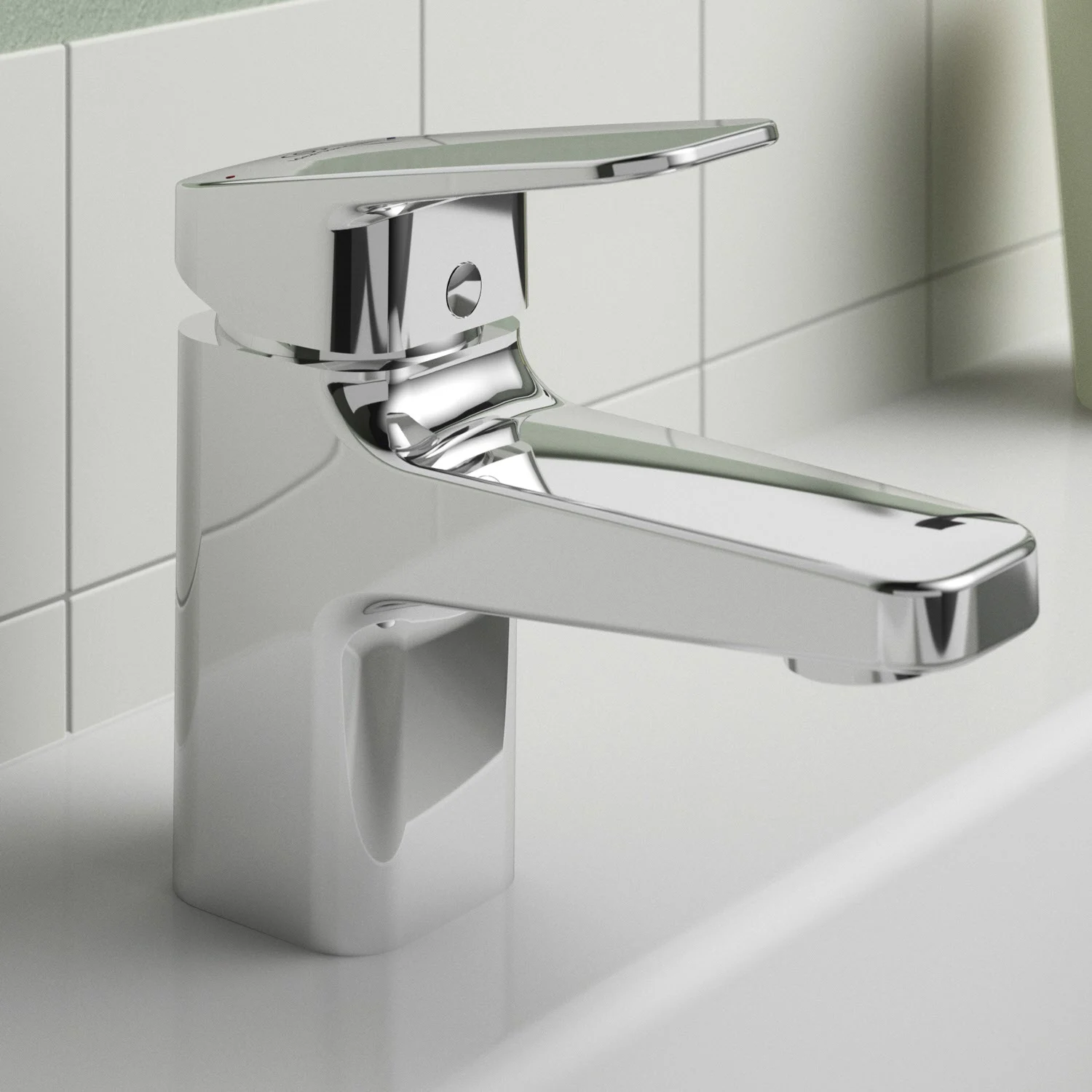 Chromowana bateria umywalkowa zbliżenie w łazience, Ideal Standard