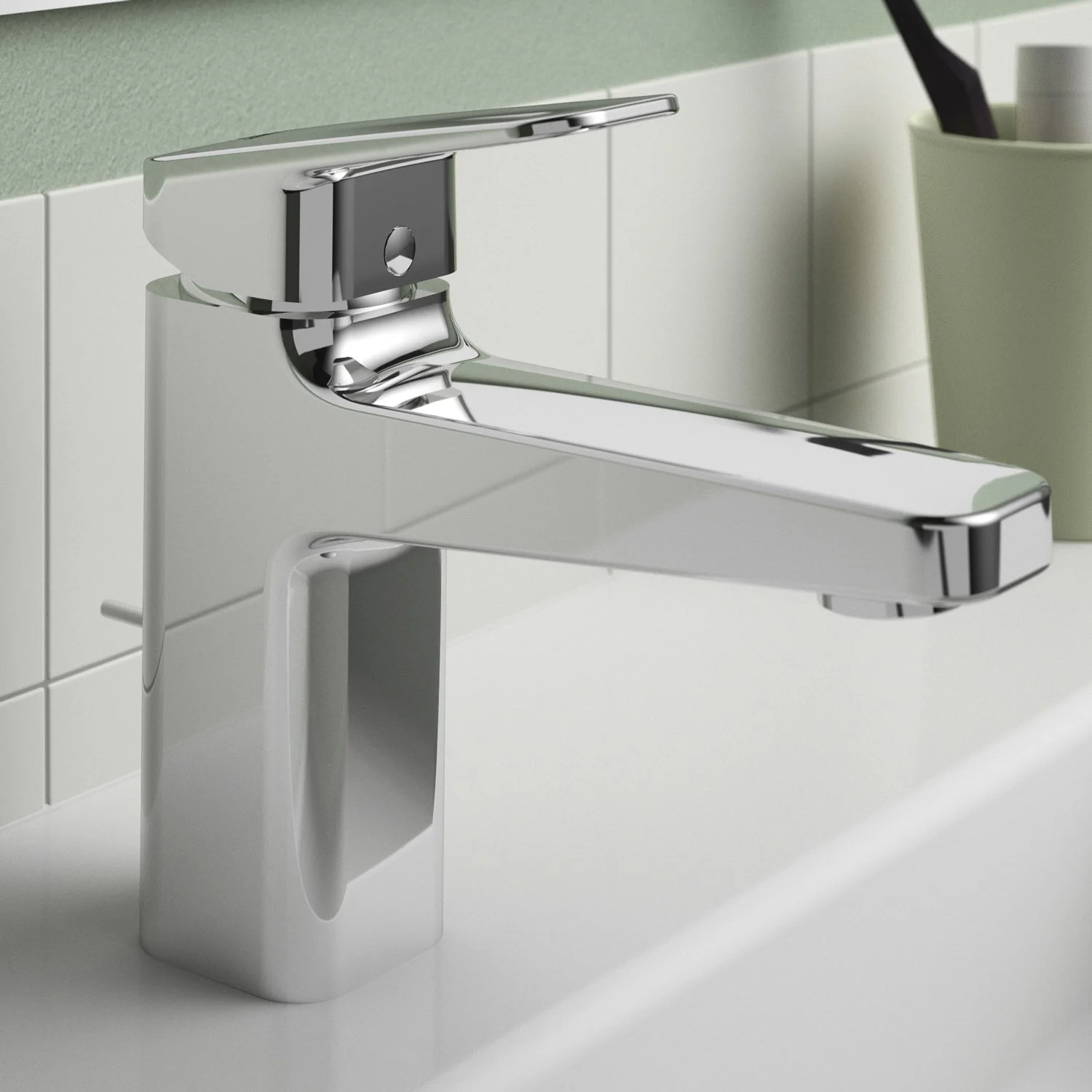 Chromowana bateria umywalkowa zbliżenie w łazience, Ideal Standard