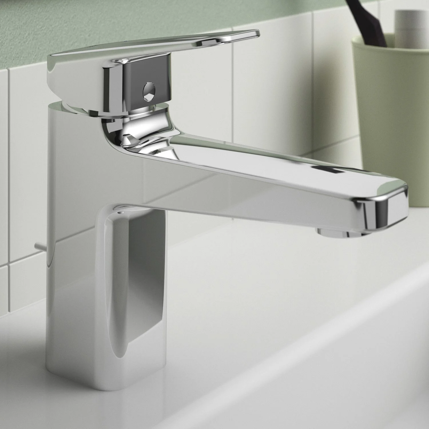 Chromowana bateria umywalkowa zbliżenie w łazience, Ideal Standard