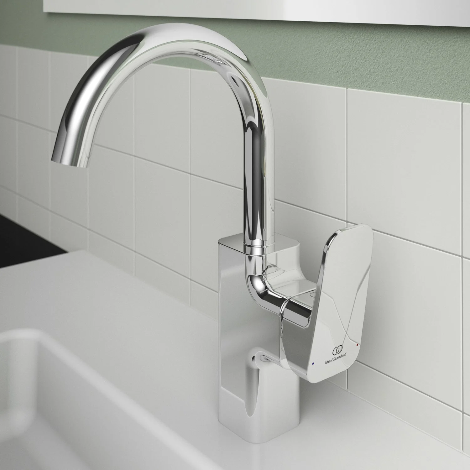 Zbliżenie na chromowaną baterię umywalkową, Ideal Standard
