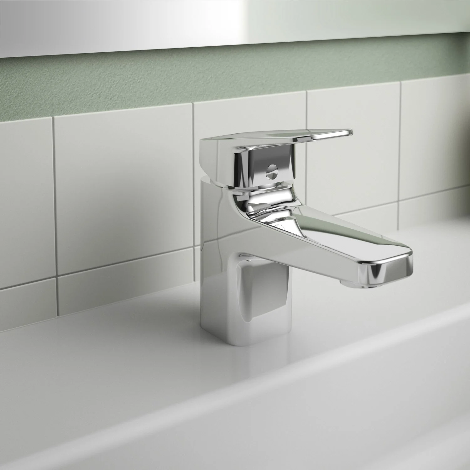 Chromowana bateria umywalkowa z bliska w łazience, Ideal Standard