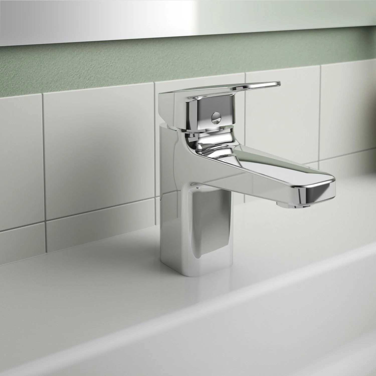Chromowana bateria umywalkowa z bliska w łazience, Ideal Standard