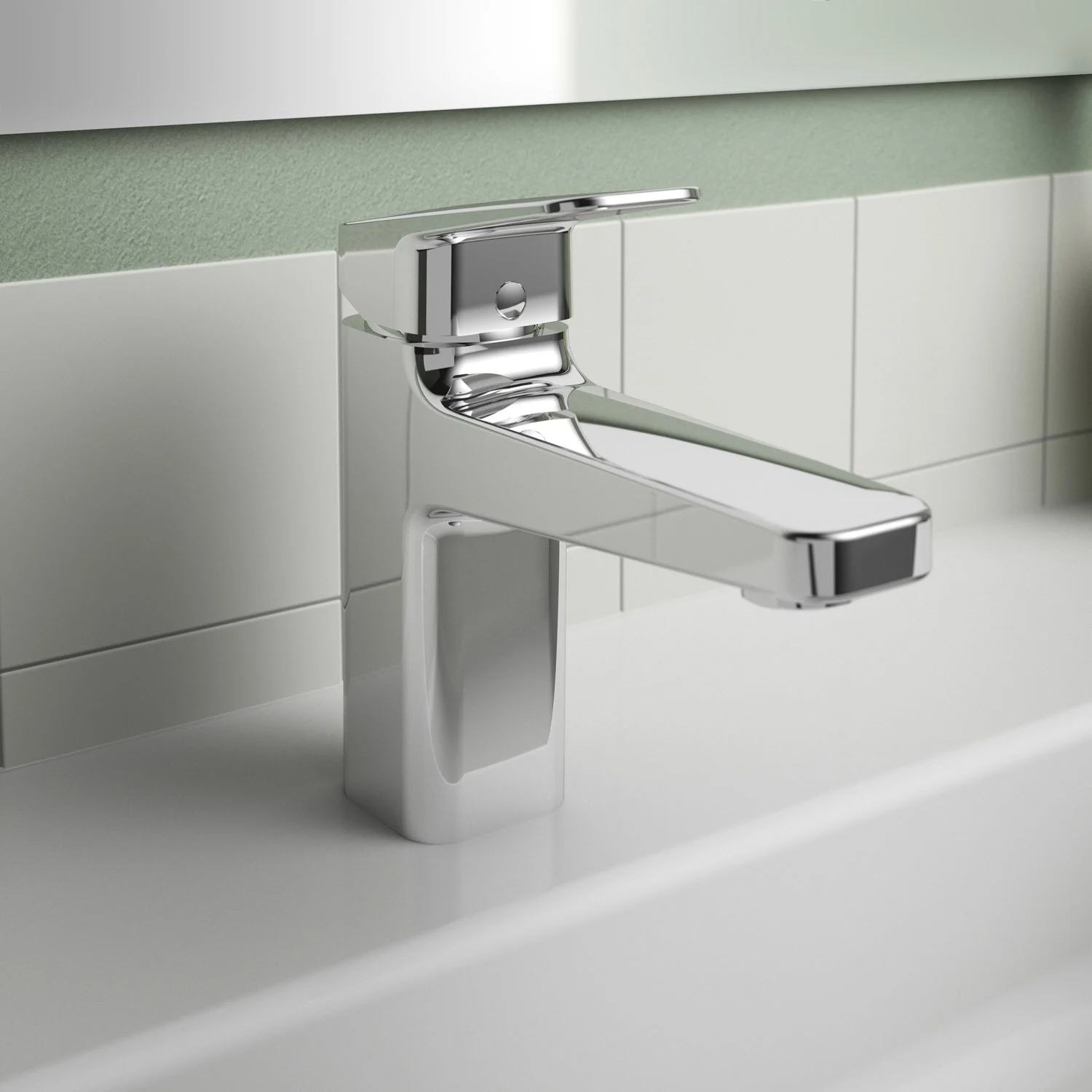 Chromowana bateria umywalkowa z bliska w łazience, Ideal Standard