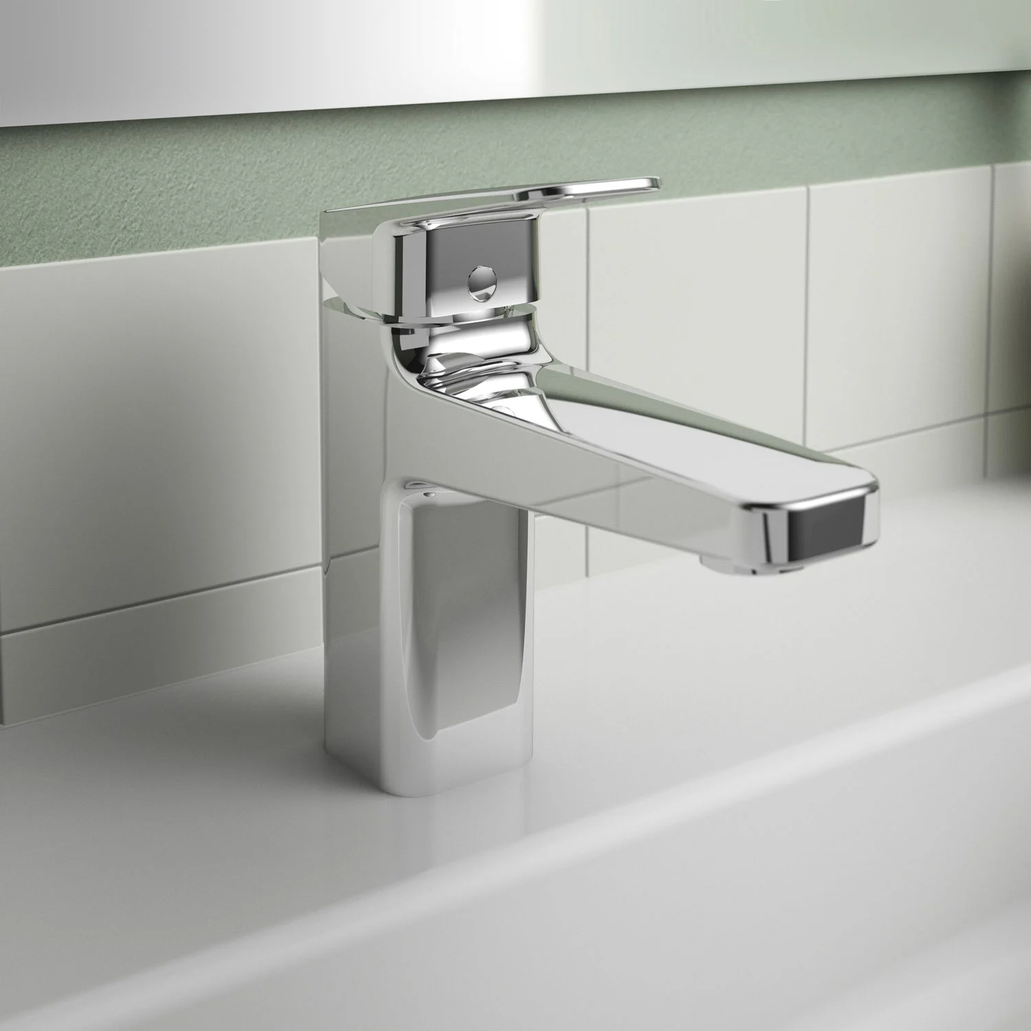 Chromowana bateria umywalkowa z bliska w łazience, Ideal Standard