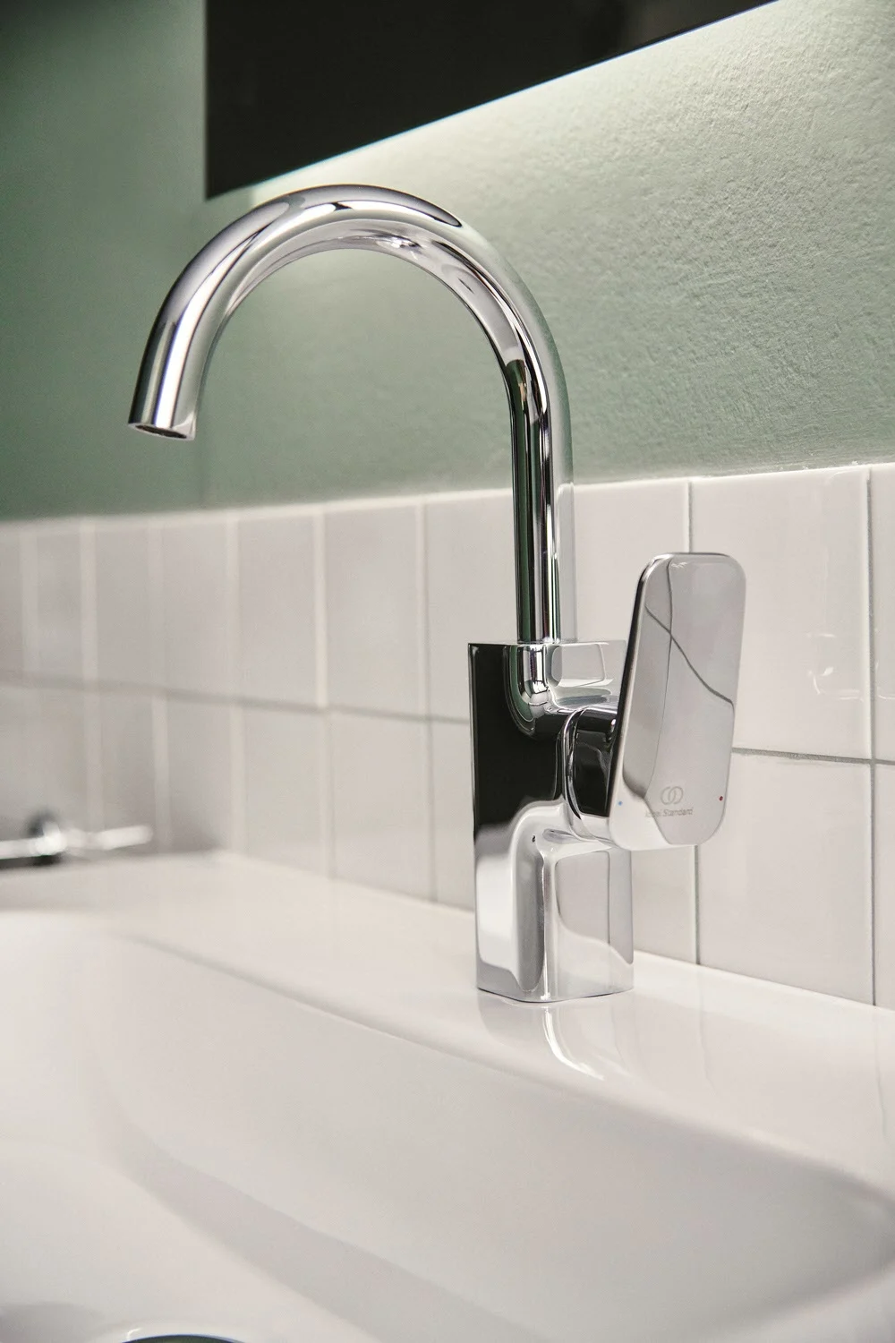 Zbliżenie chromowanej baterii umywalkowej w łazience, Ideal Standard