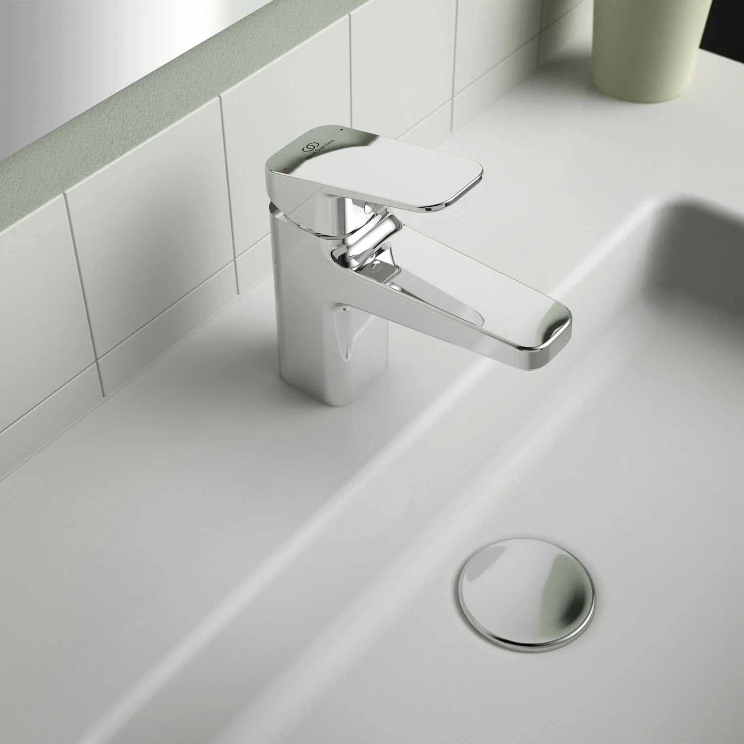 Chromowana bateria umywalkowa z bliska w łazience, Ideal Standard