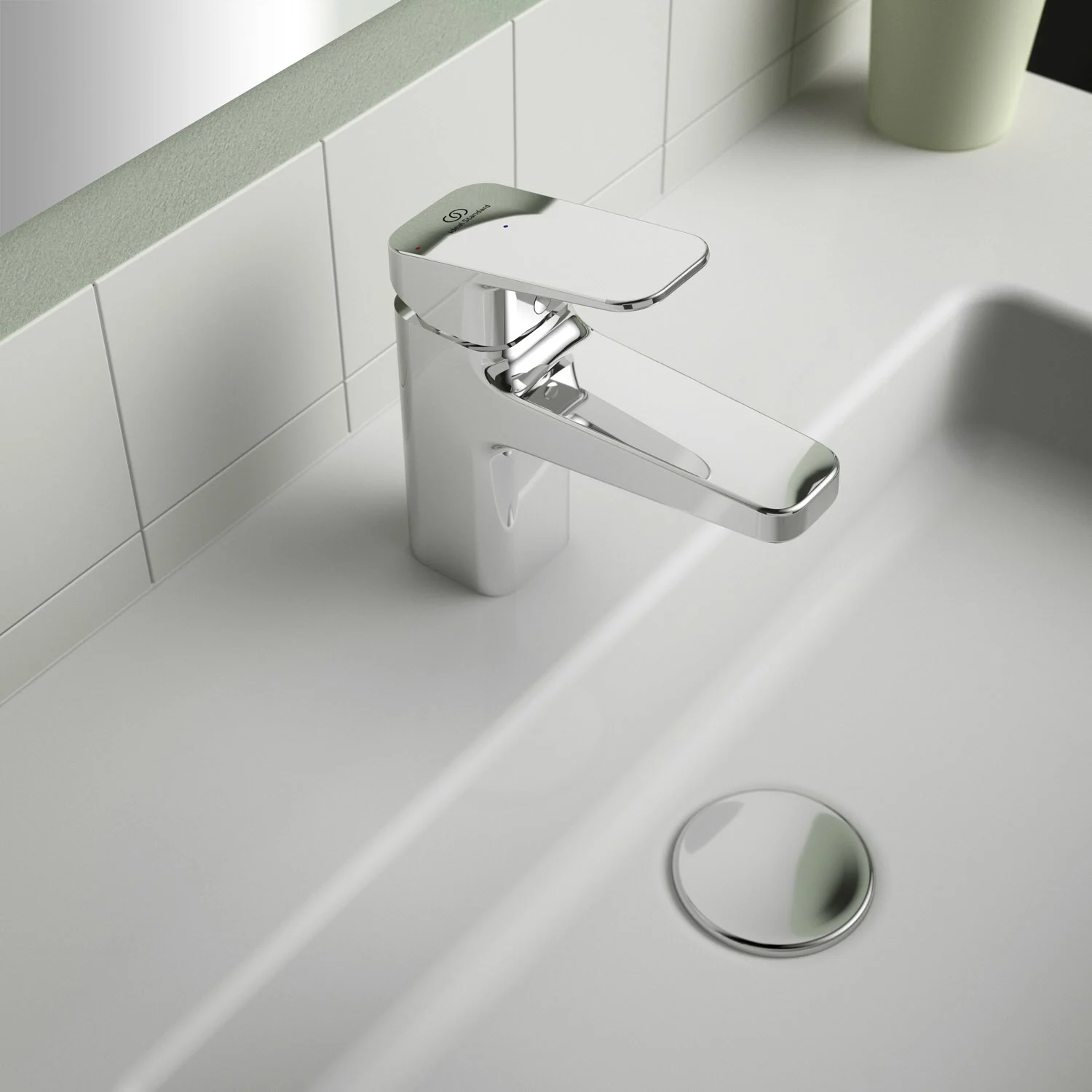 Chromowana bateria umywalkowa z bliska w łazience, Ideal Standard