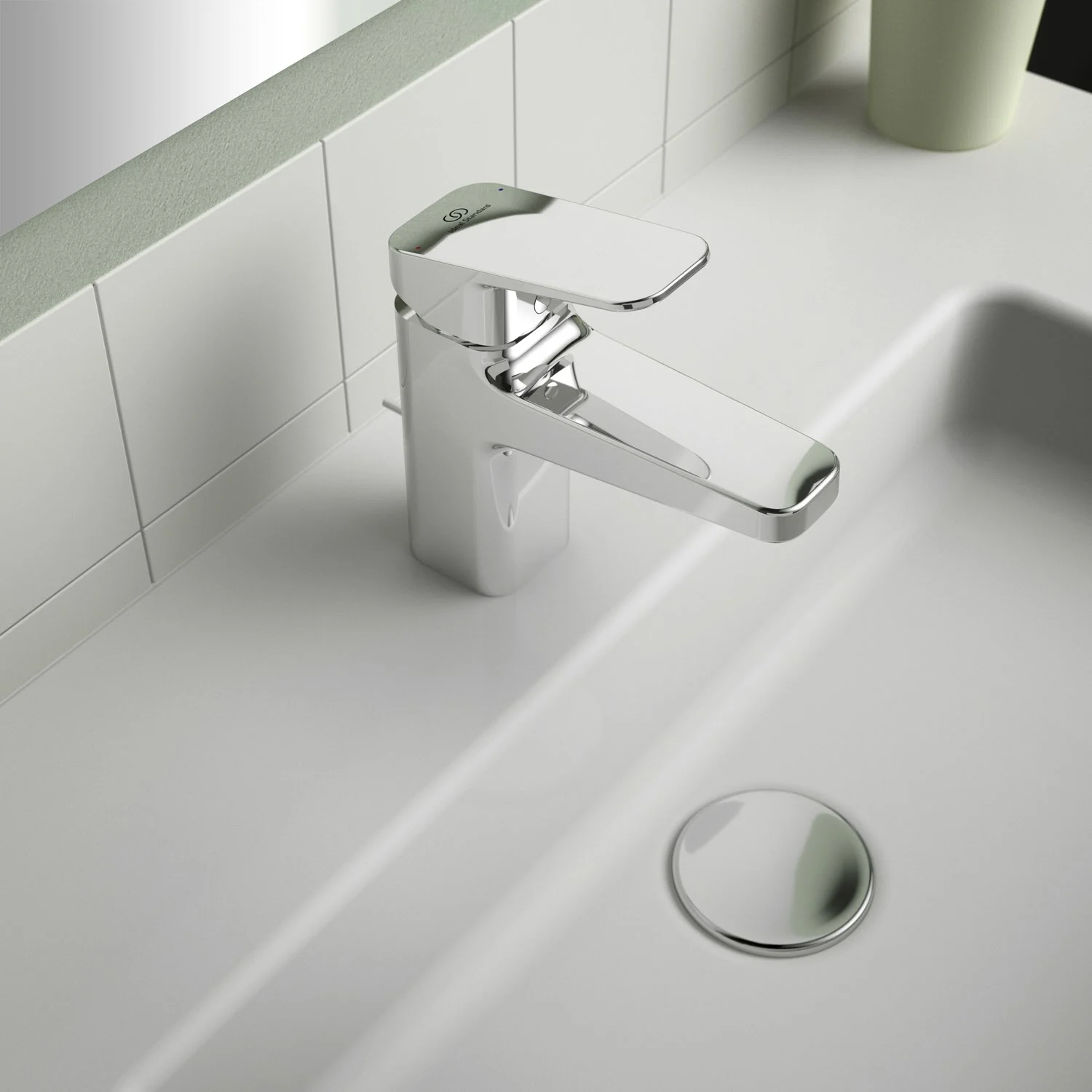 Chromowana bateria umywalkowa z bliska w łazience, Ideal Standard