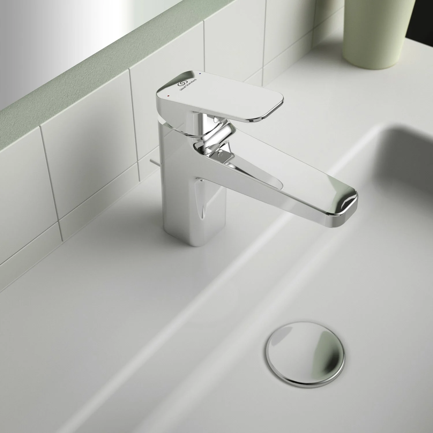 Chromowana bateria umywalkowa z bliska na umywalce, Ideal Standard