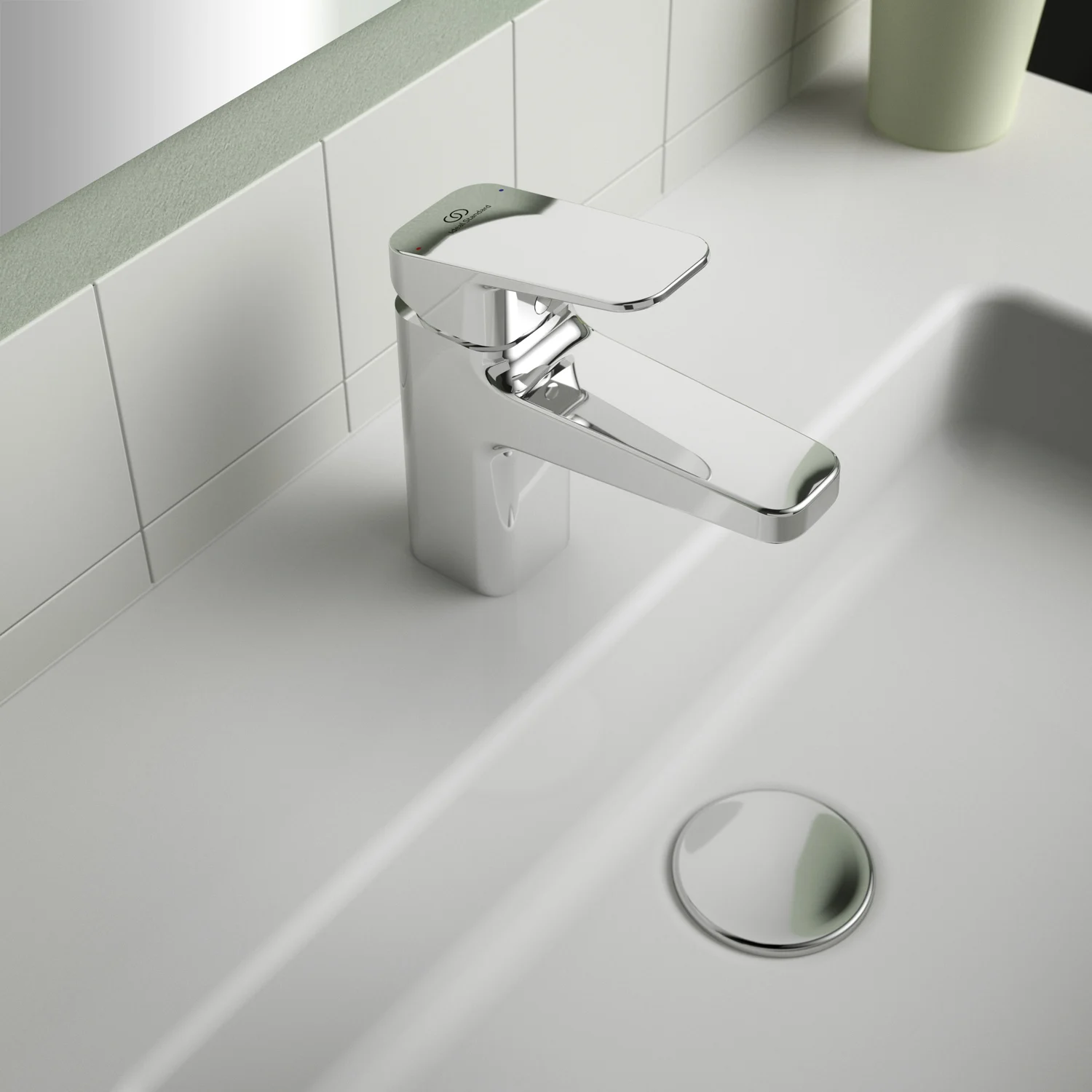Chromowana bateria umywalkowa z bliska na umywalce, Ideal Standard
