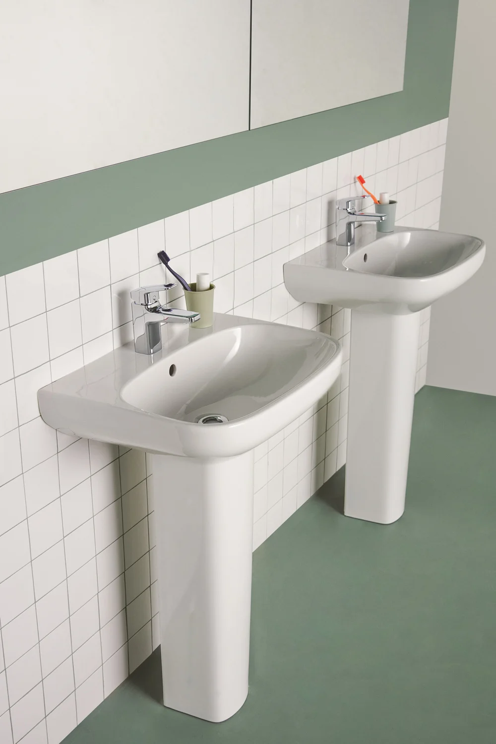 Dwie umywalki z chromowanymi bateriami w łazience, Ideal Standard