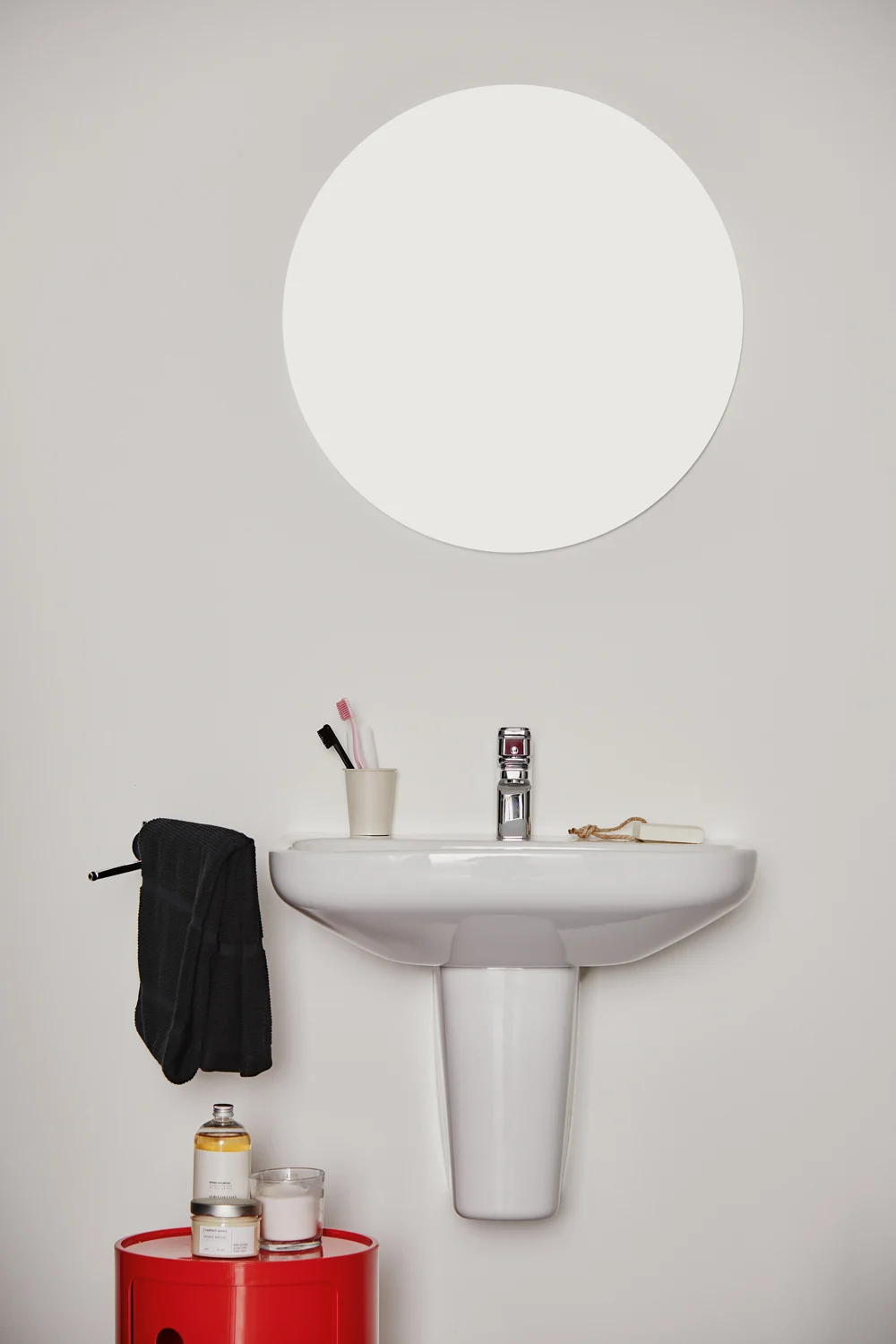 Umywalka z chromowaną baterią i okrągłym lustrem, Ideal Standard