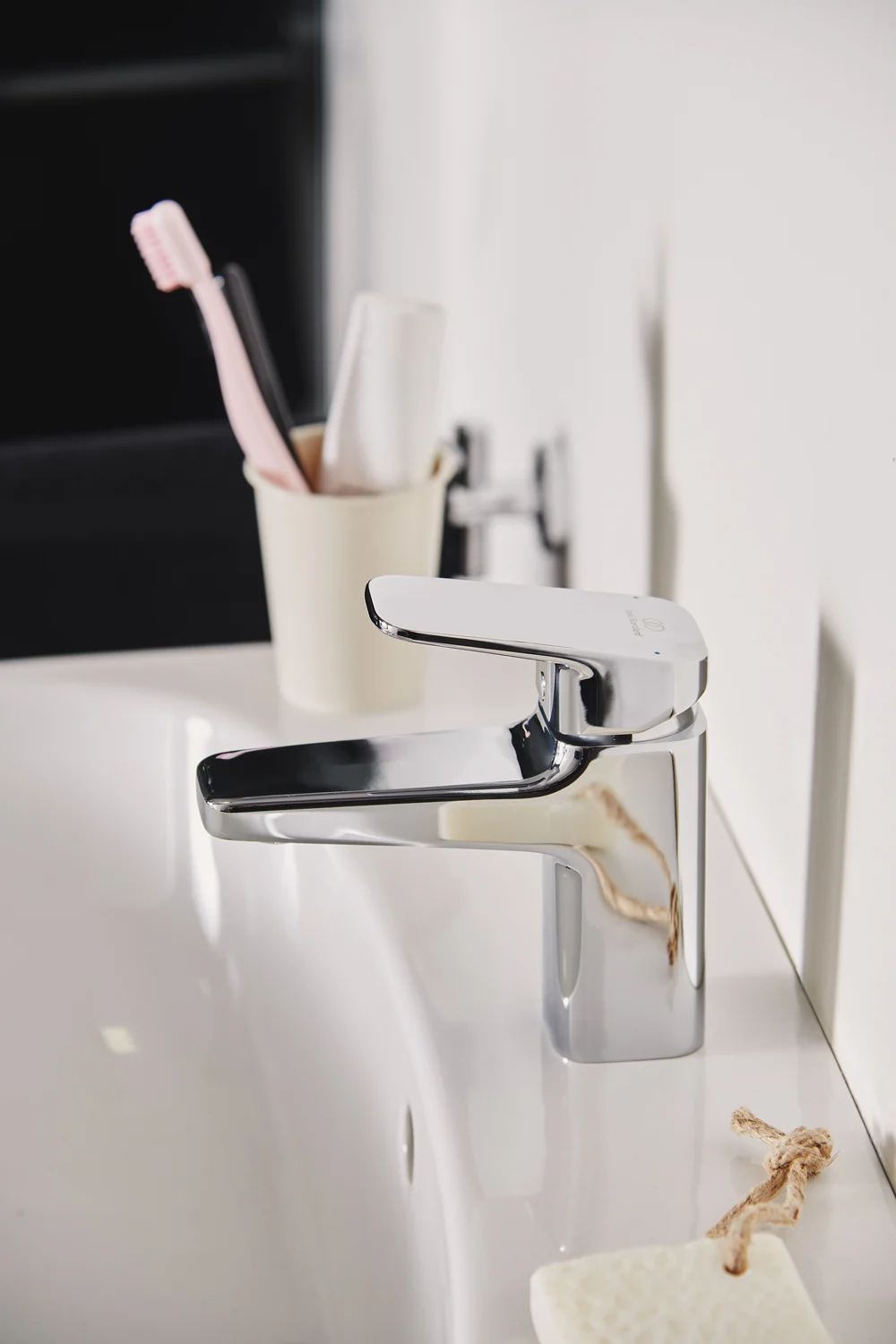 Bateria umywalkowa na zlewie zbliżenie, Ideal Standard