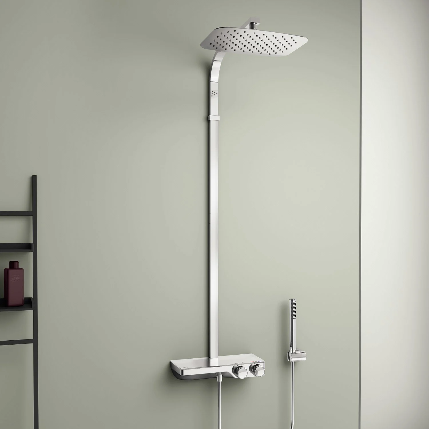 System prysznicowy zamontowany na zielonej ścianie, Ideal Standard