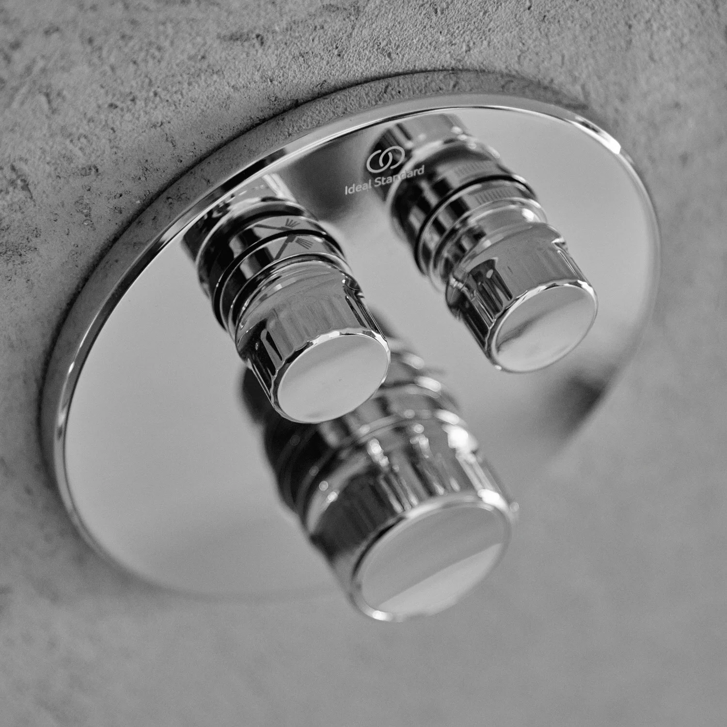 Chromowany termostat prysznicowy zamontowany na ścianie, Ideal Standard