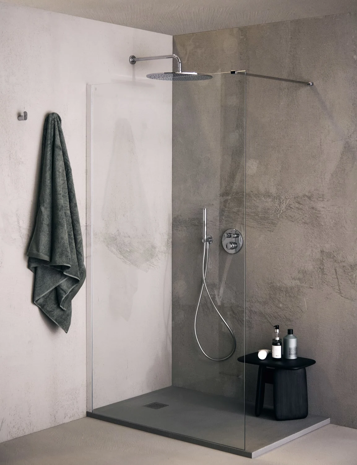 Nowoczesny prysznic ze szklaną ścianą i wieszakiem na ręczniki, Ideal Standard