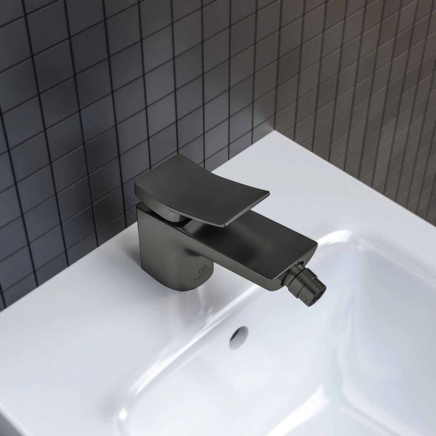 Zbliżenie na czarną baterię bidetową, Ideal Standard