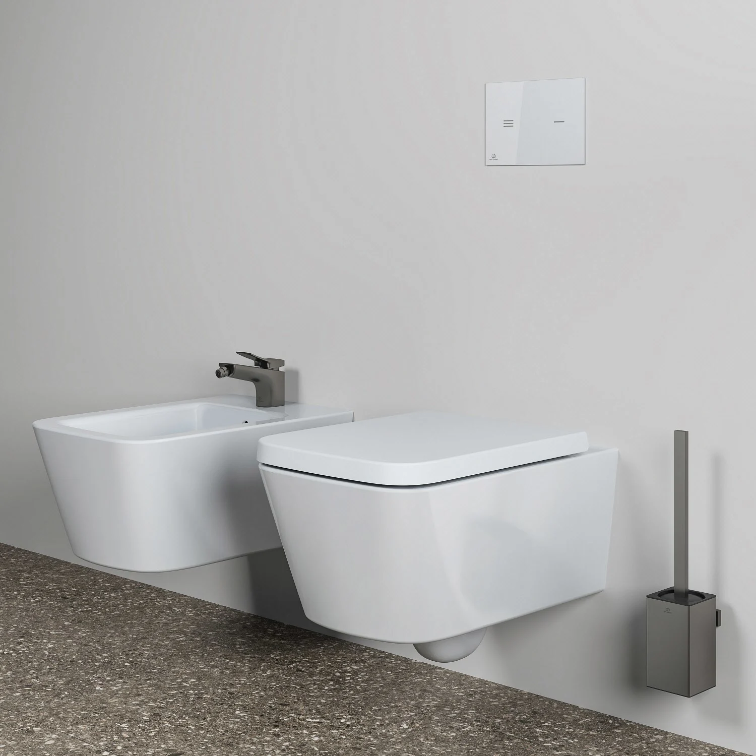 Bidet z szarą baterią w łazience, Ideal Standard