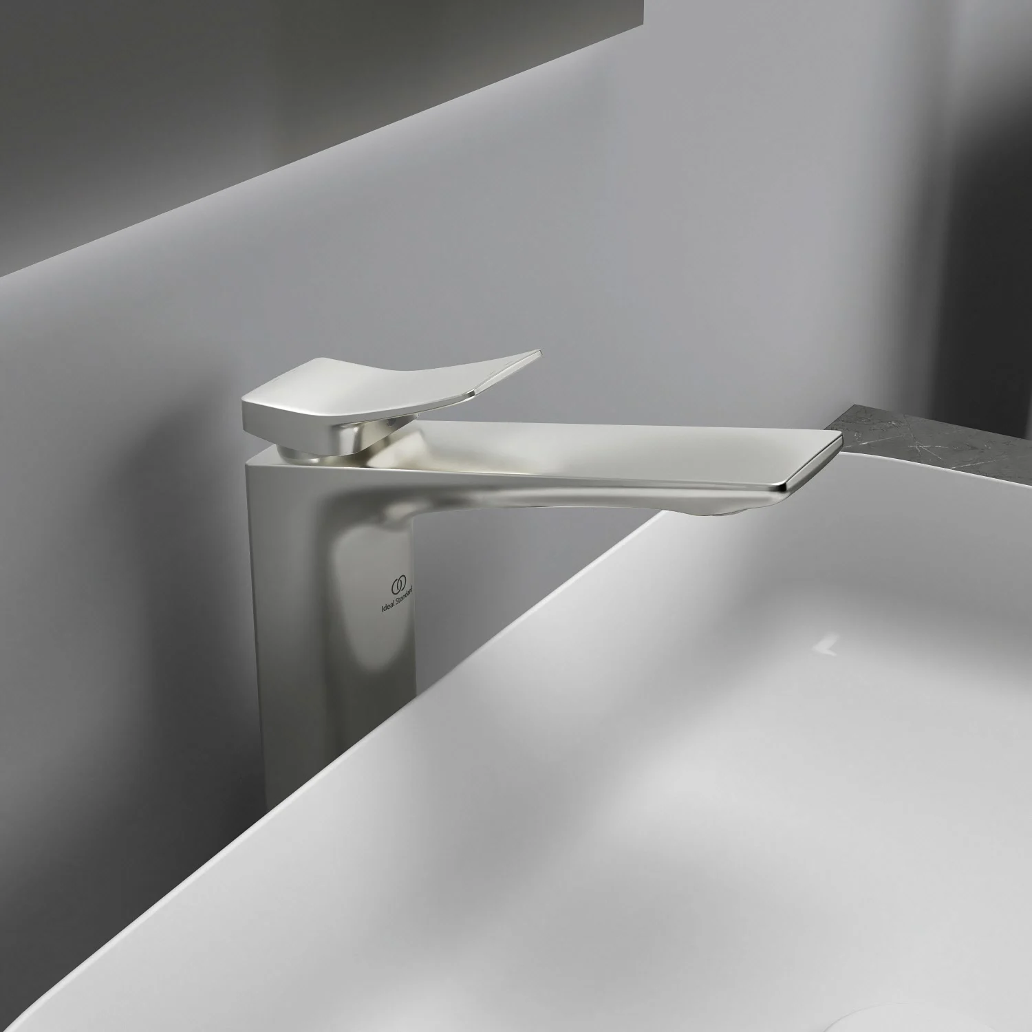 Srebrna bateria umywalkowa zbliżenie w łazience, Ideal Standard