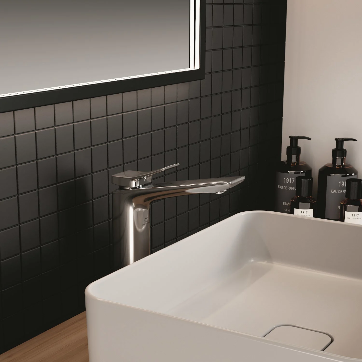 Bateria umywalkowa obok zlewu w łazience, Ideal Standard