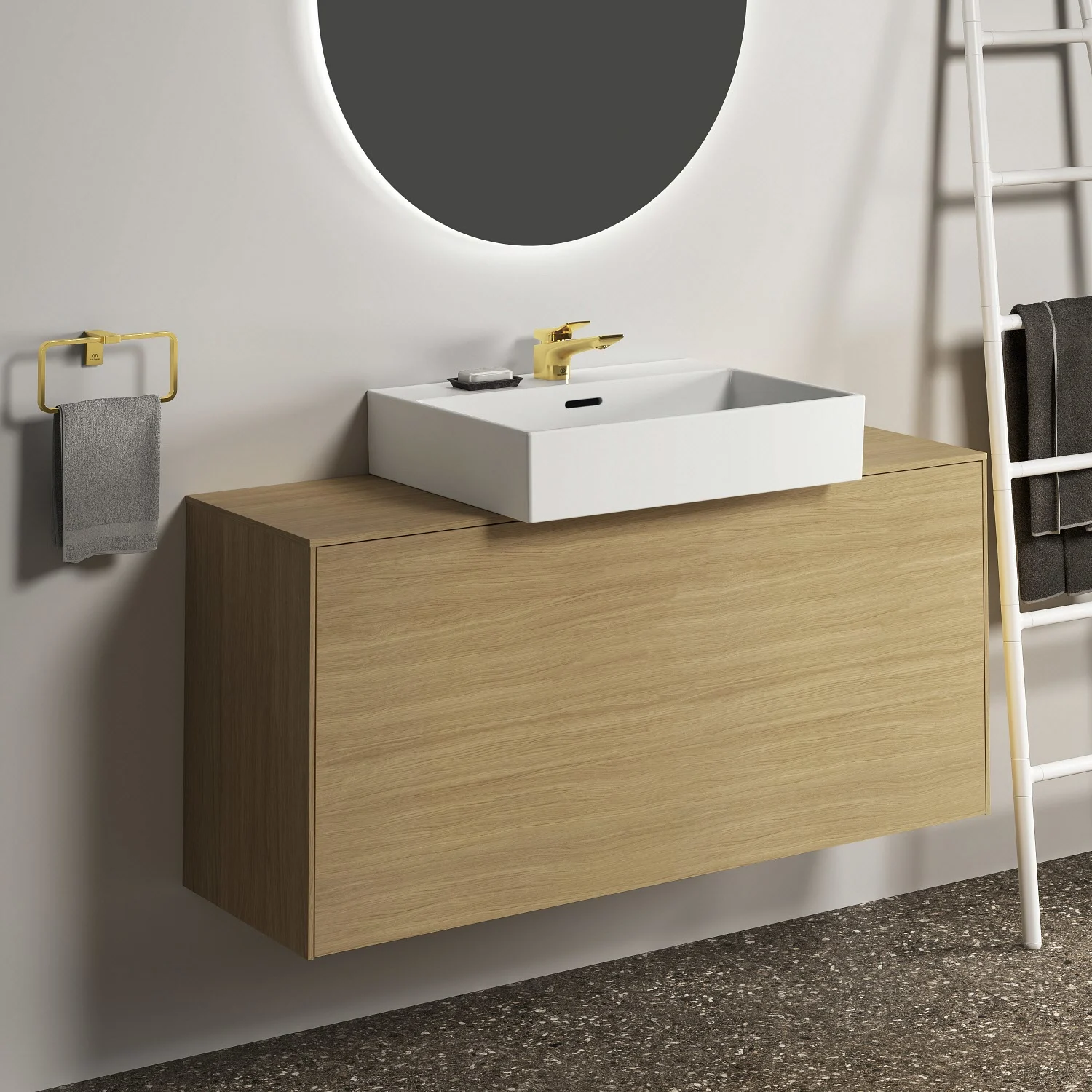 Łazienka z umywalką i złotą baterią, Ideal Standard