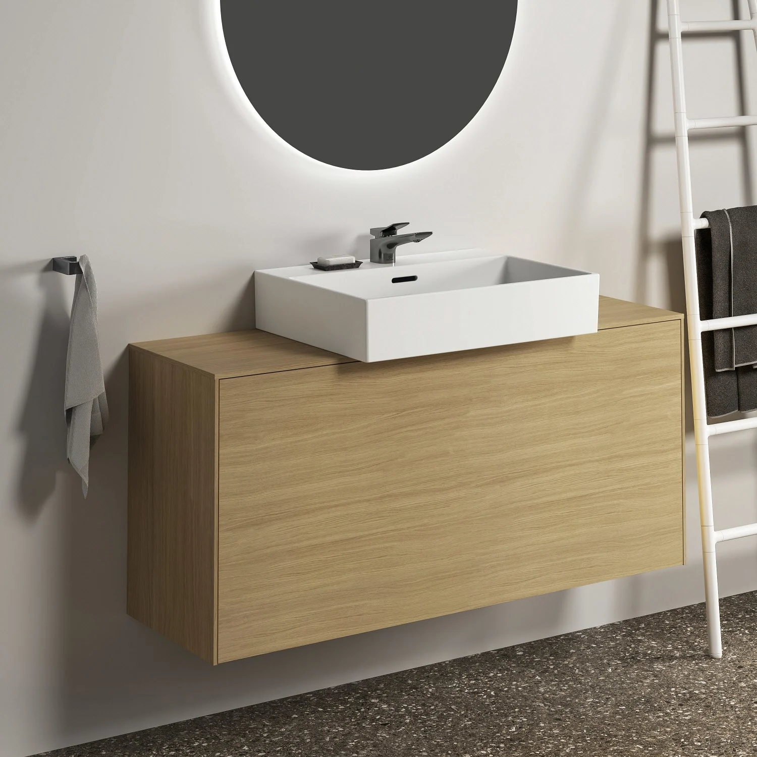 Łazienka z umywalką i srebrną baterią, Ideal Standard