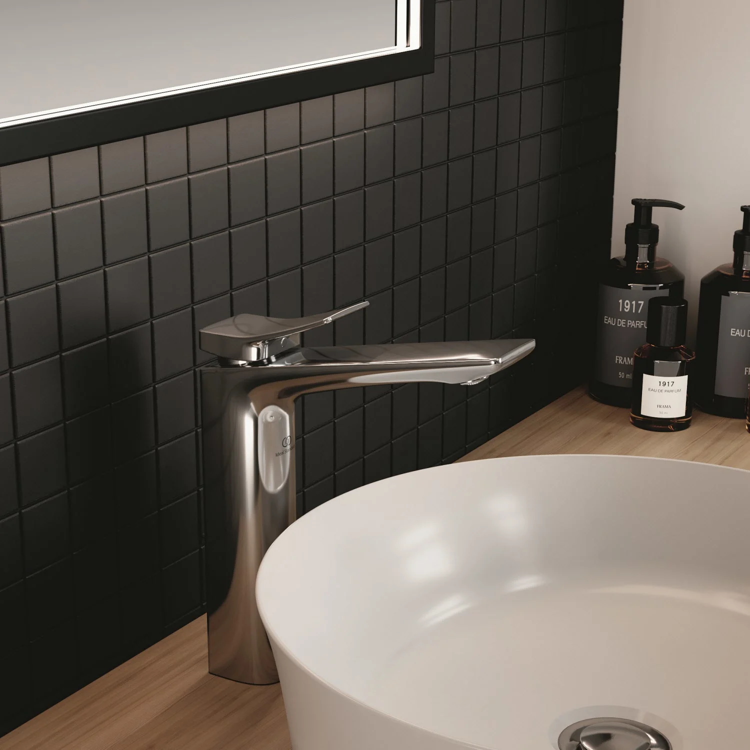 Chromowana bateria umywalkowa obok okrągłej umywalki, Ideal Standard