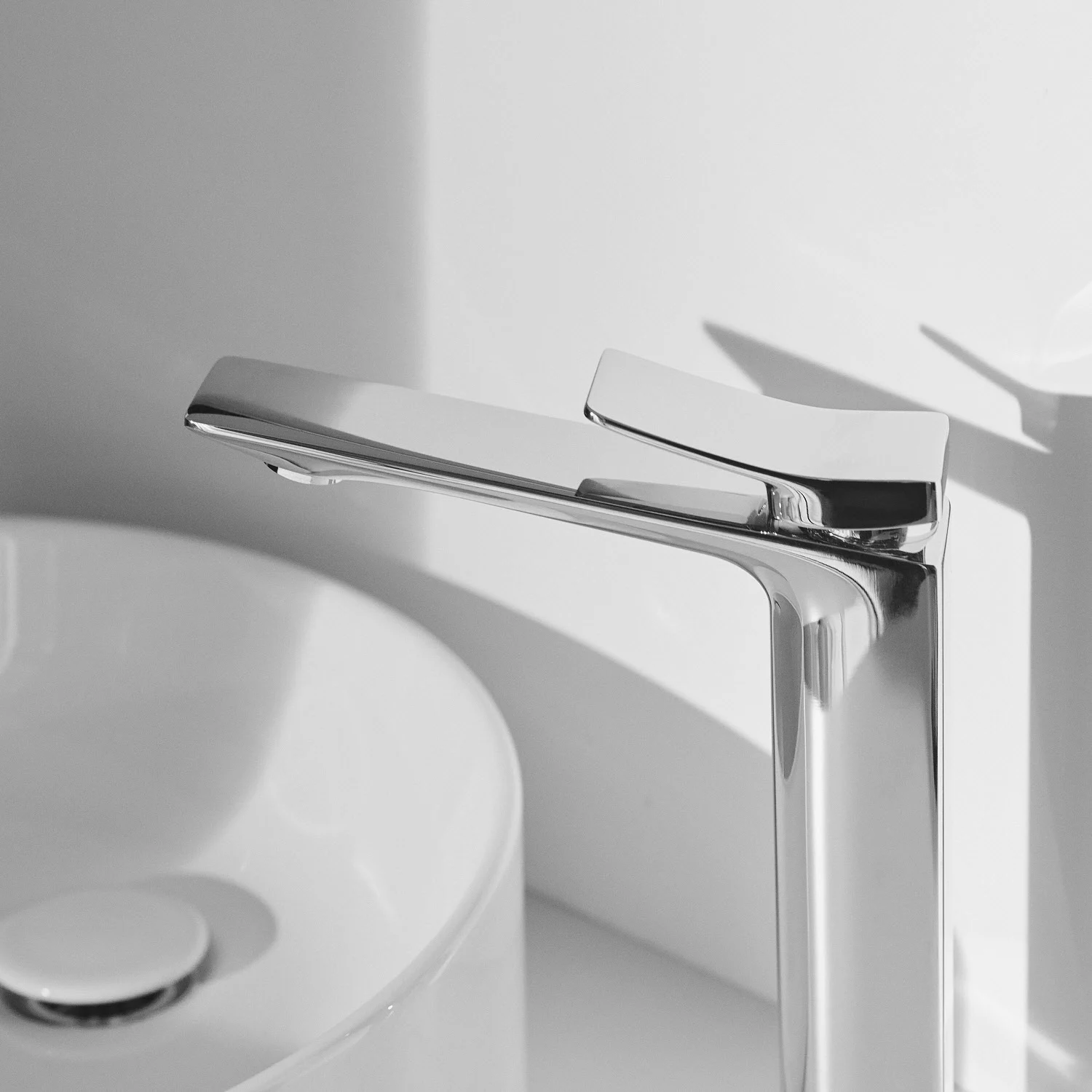 Widok z boku chromowanej baterii umywalkowej, Ideal Standard