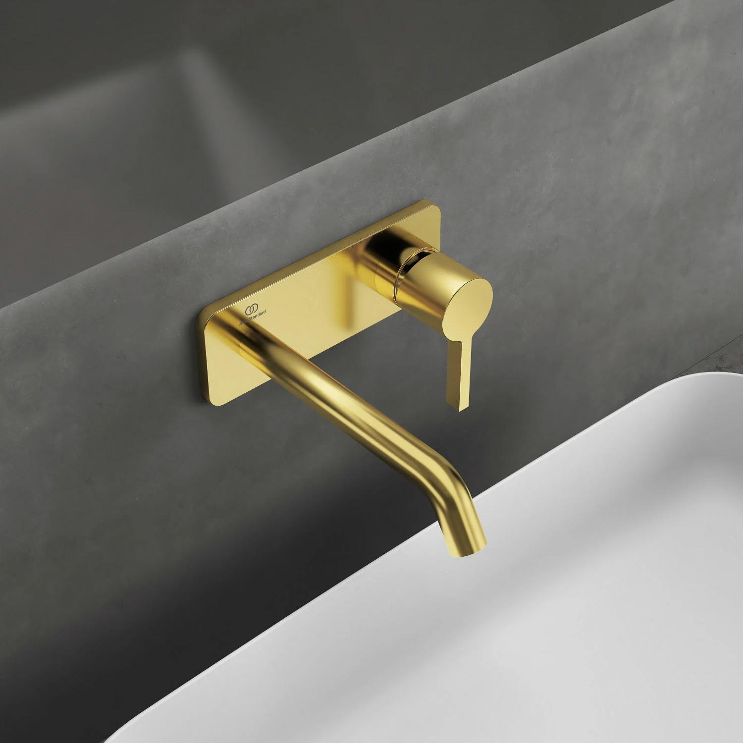 Zbliżenie na złotą baterię ścienną w łazience, Ideal Standard