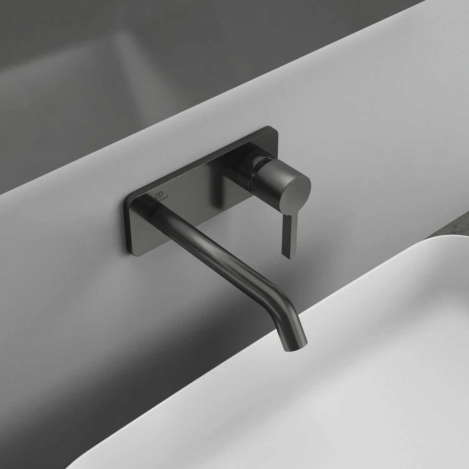 Zbliżenie na czarną baterię ścienną w łazience, Ideal Standard