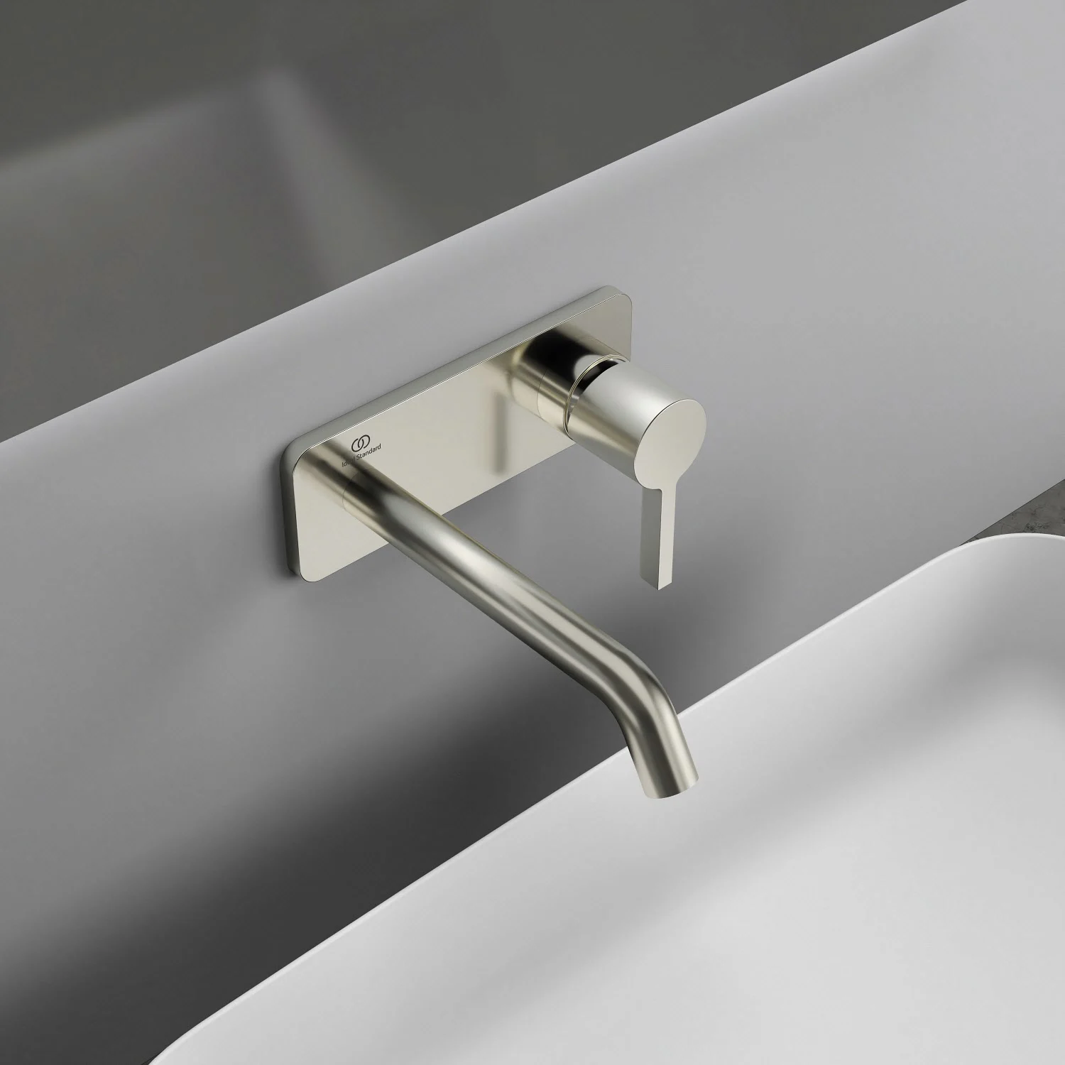 Zbliżenie na srebrną baterię ścienną w łazience, Ideal Standard