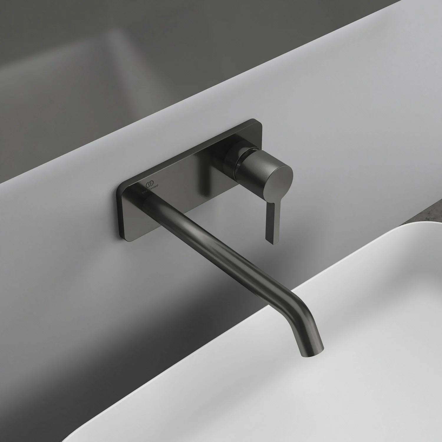 Zbliżenie na czarną baterię ścienną w łazience, Ideal Standard