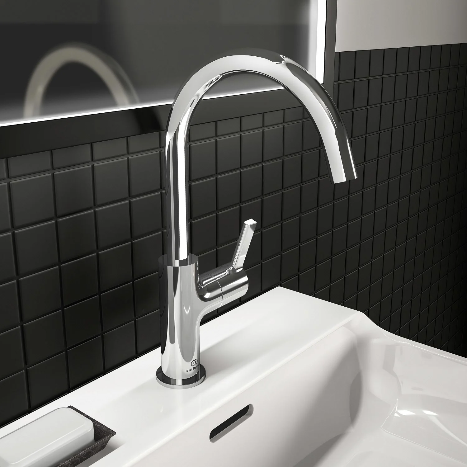 Chromowana bateria umywalkowa z bliska w łazience, Ideal Standard