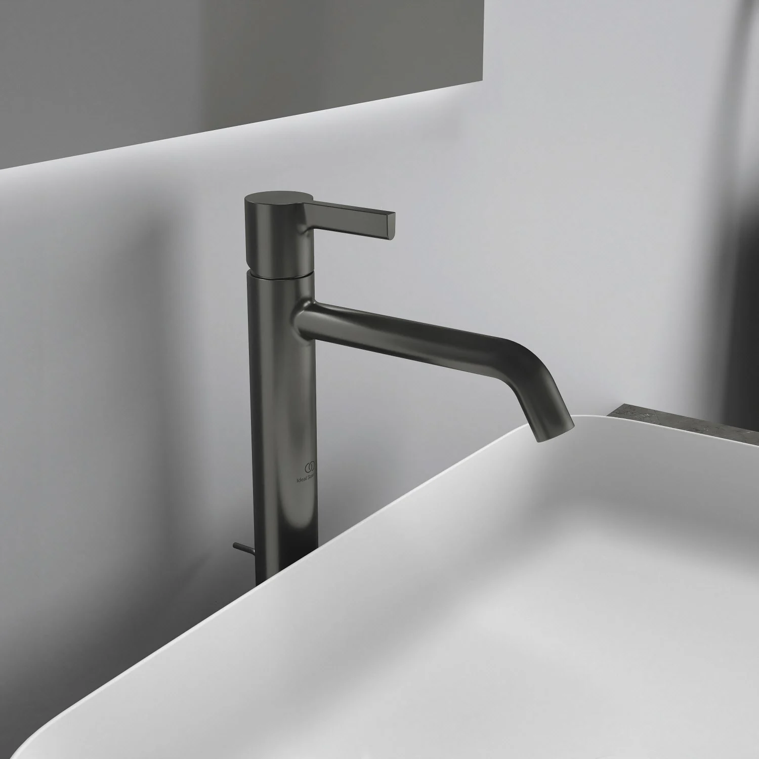 Czarna bateria umywalkowa z bliska w łazience, Ideal Standard