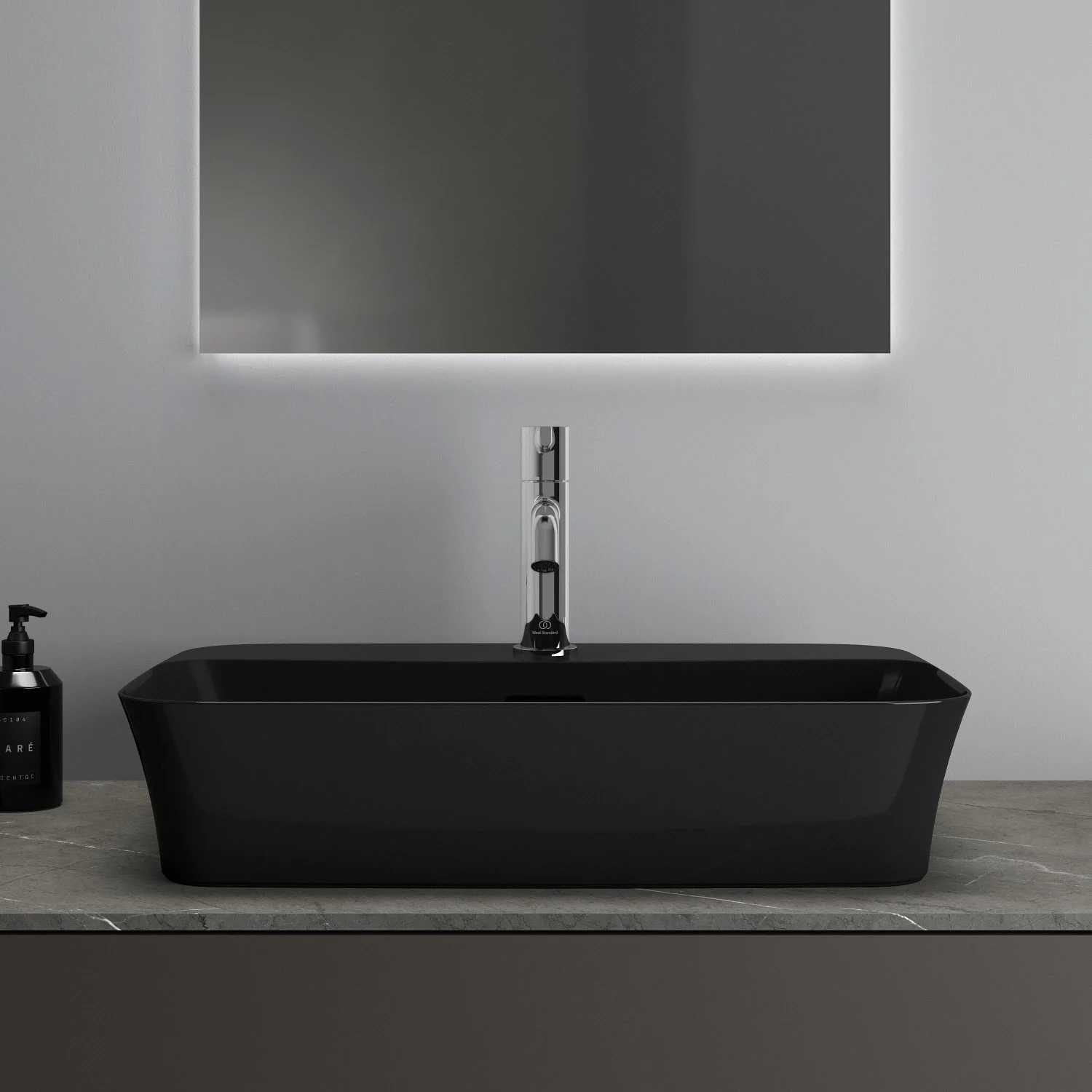 Czarna umywalka z baterią w nowoczesnej łazience, Ideal Standard