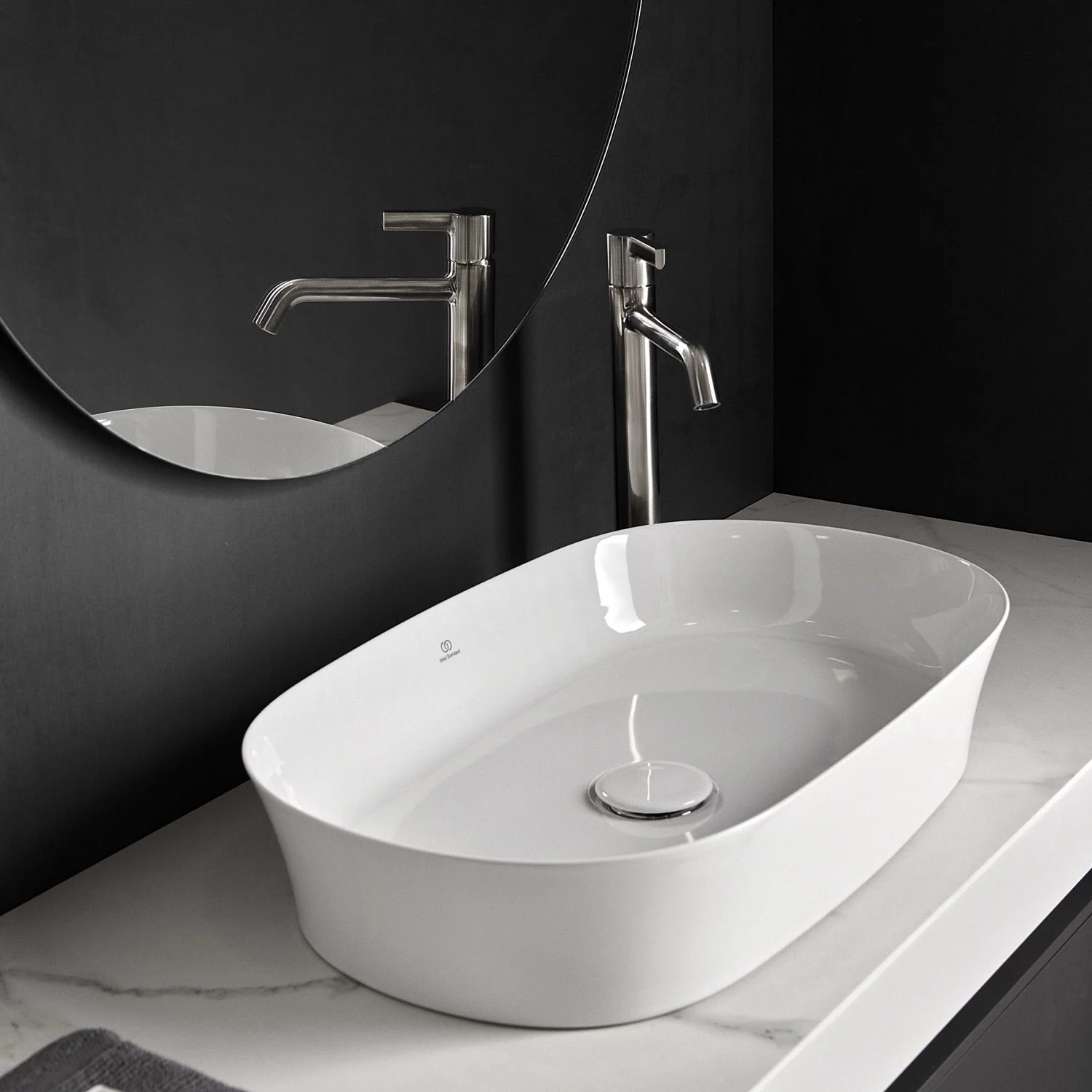 Biała umywalka z baterią w nowoczesnej łazience, Ideal Standard