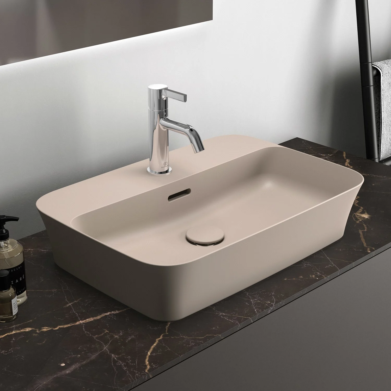 Beżowa umywalka ze srebrną baterią, Ideal Standard