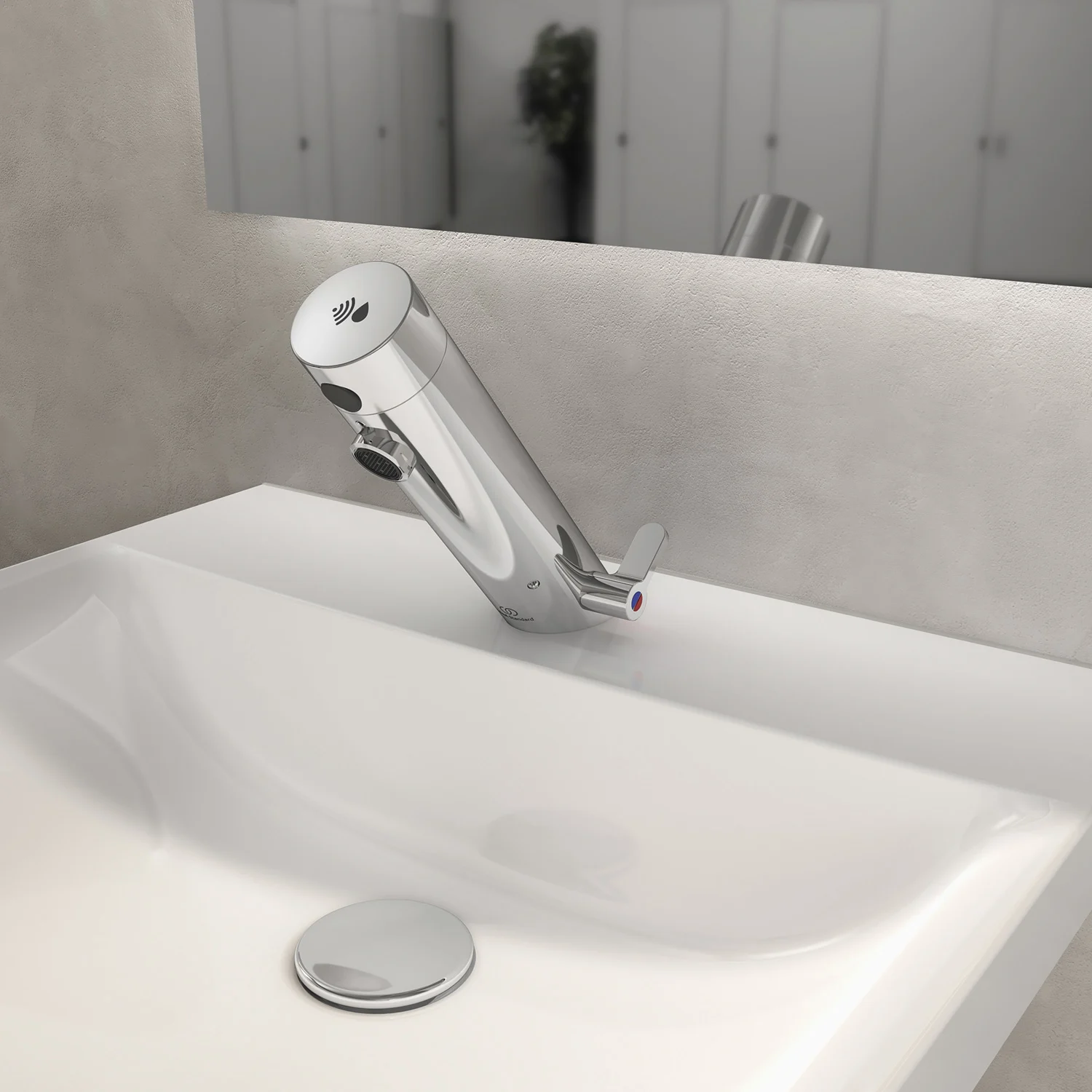 Chromowana bateria umywalkowa z bliska w łazience, Ideal Standard