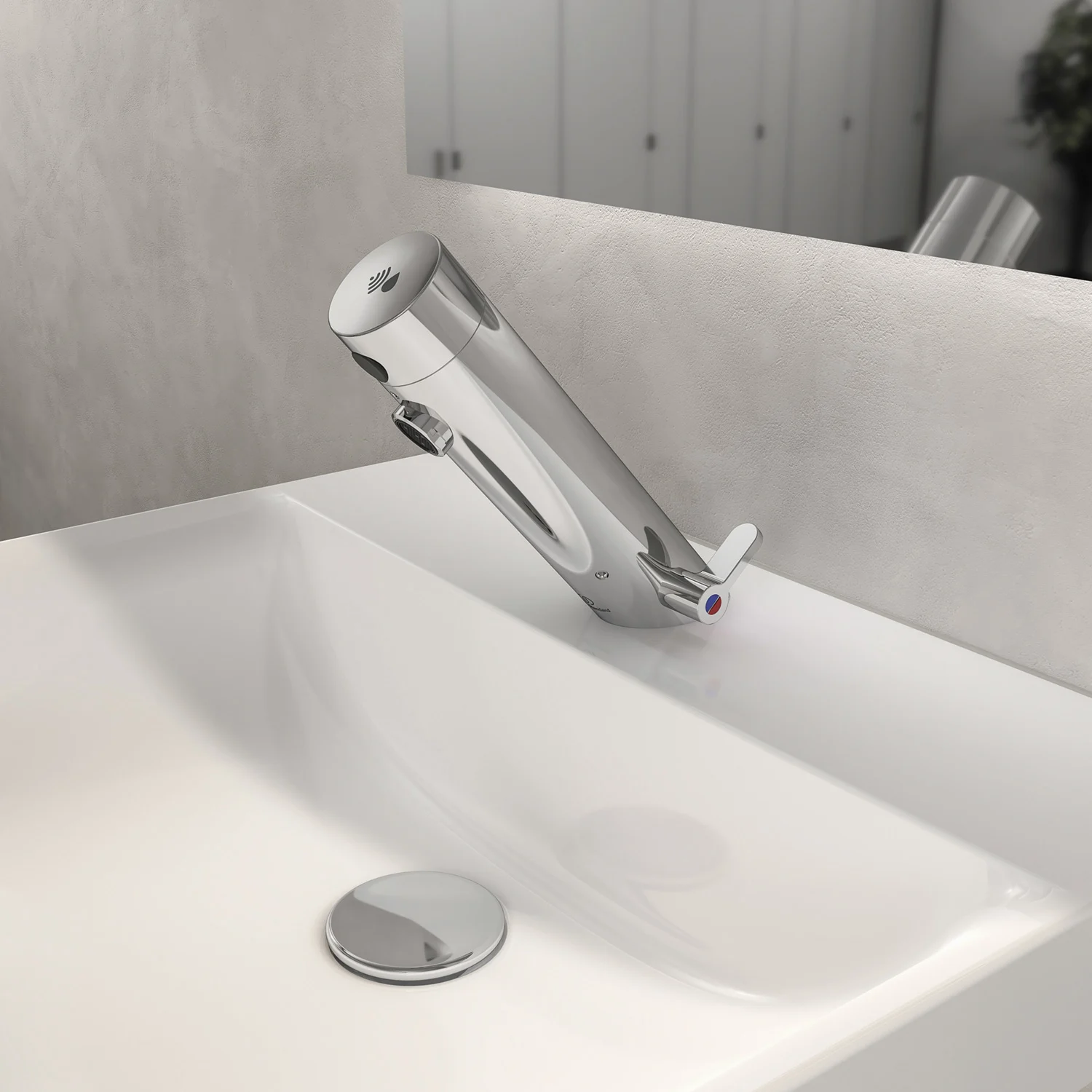Chromowana bateria umywalkowa z bliska w łazience, Ideal Standard