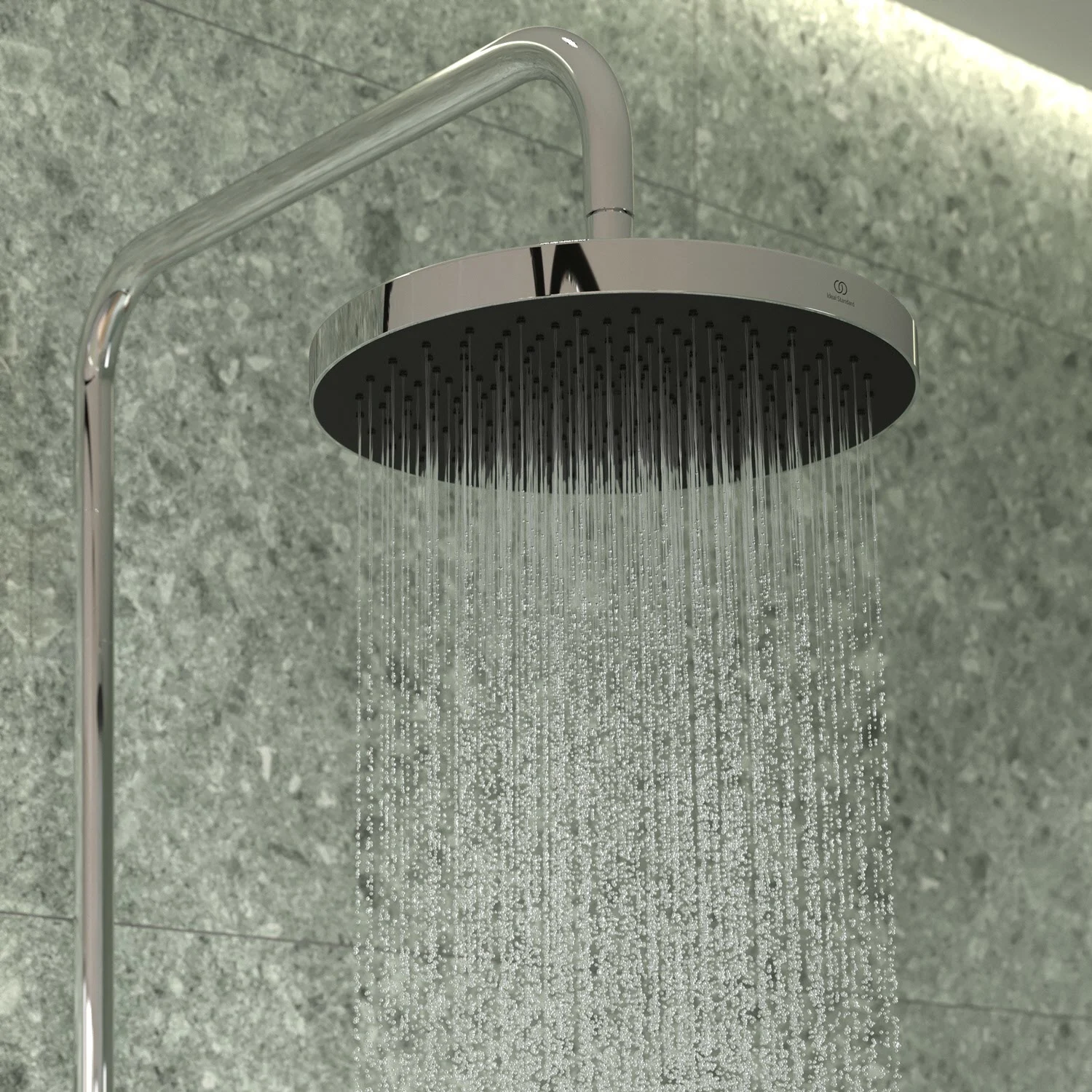 Chromowana głowica prysznicowa z strumieniem wody na ścianie, Ideal Standard