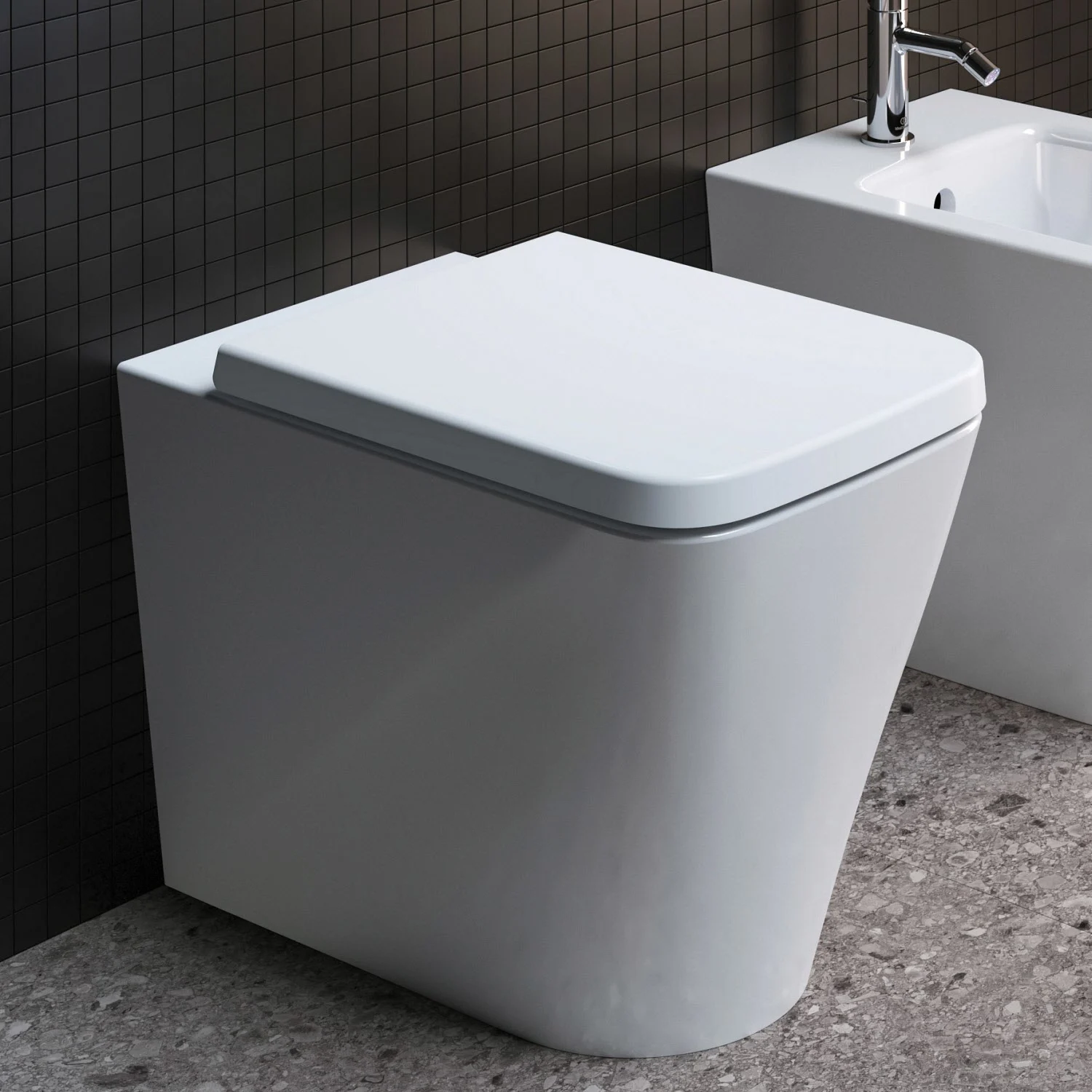 Toaleta stojąca obok bidetu w nowoczesnej łazience, Ideal Standard