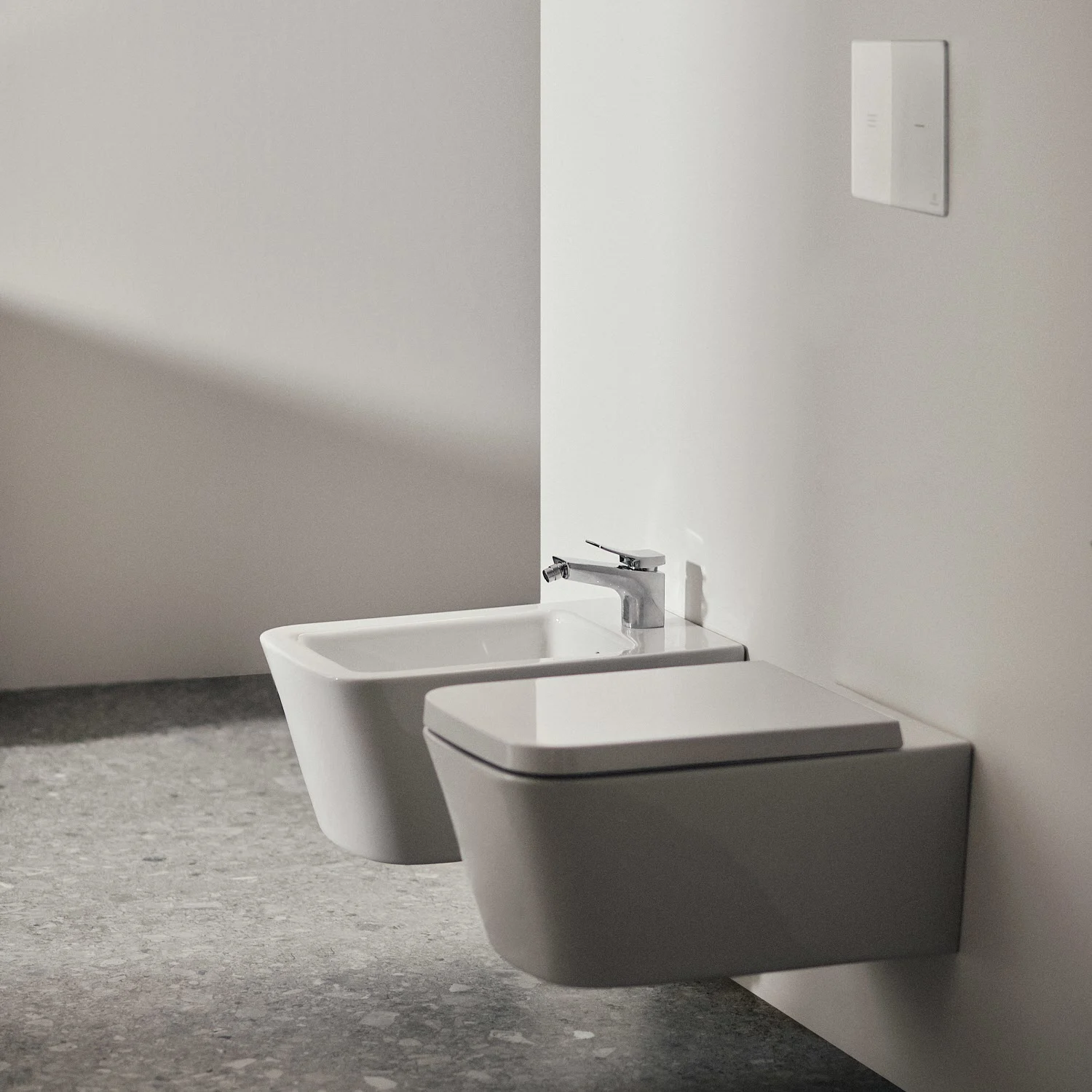 Toaleta i bidet podwieszane w jasnym otoczeniu, Ideal Standard