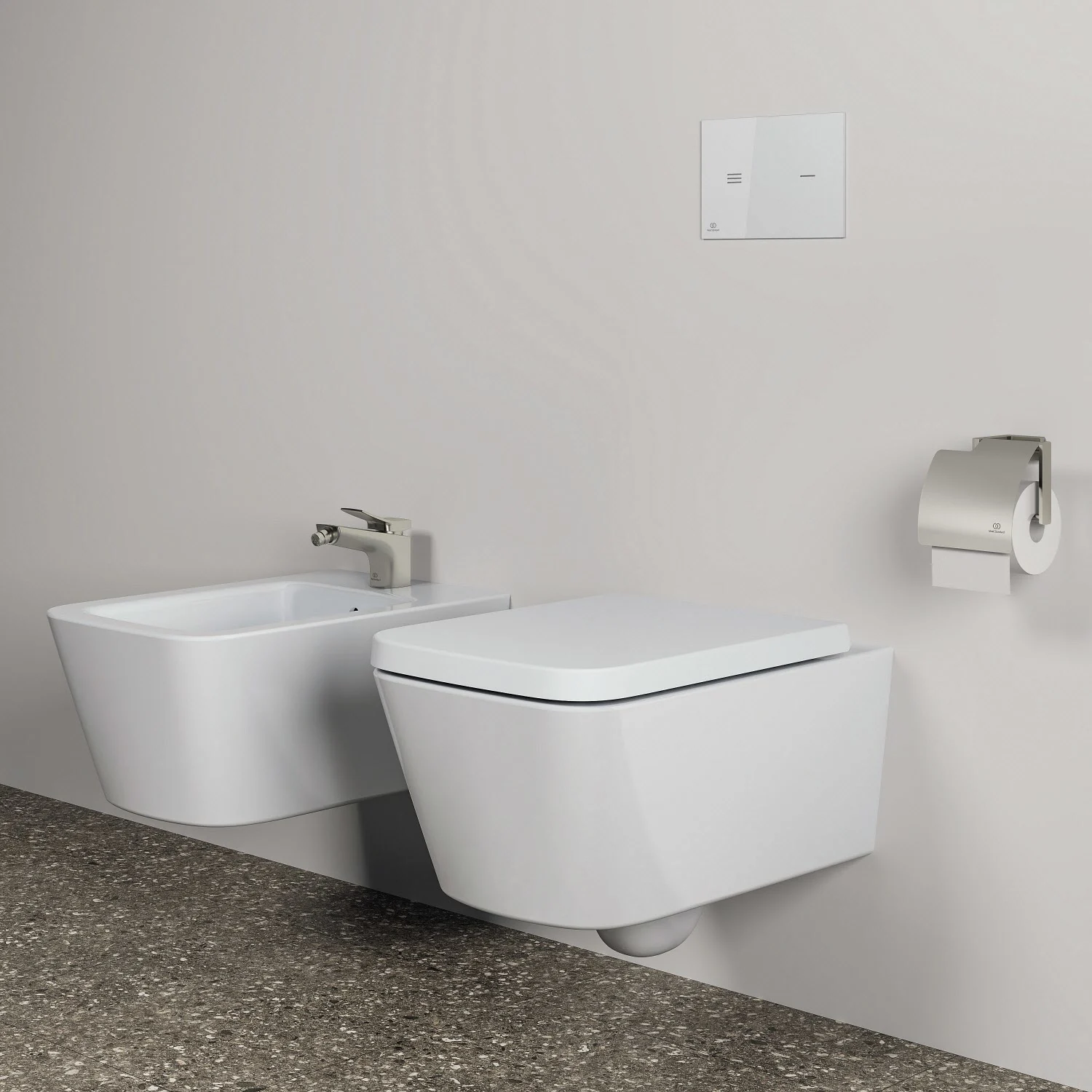 Wisząca toaleta i bidet na białej ścianie, Ideal Standard