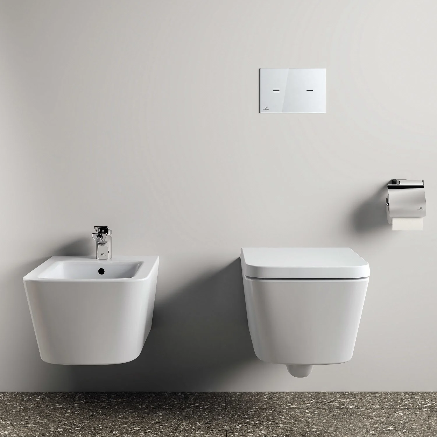 Wisząca toaleta i bidet przed jasną ścianą, Ideal Standard