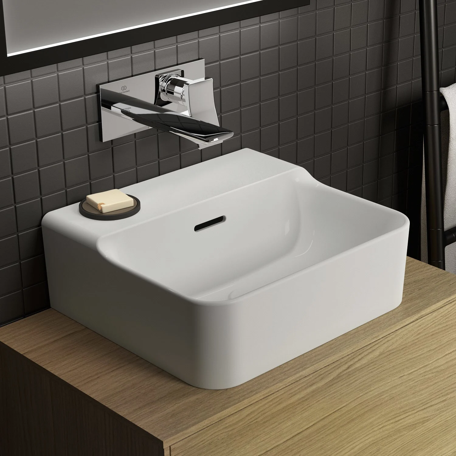 Biała umywalka z baterią ścienną w łazience, Ideal Standard