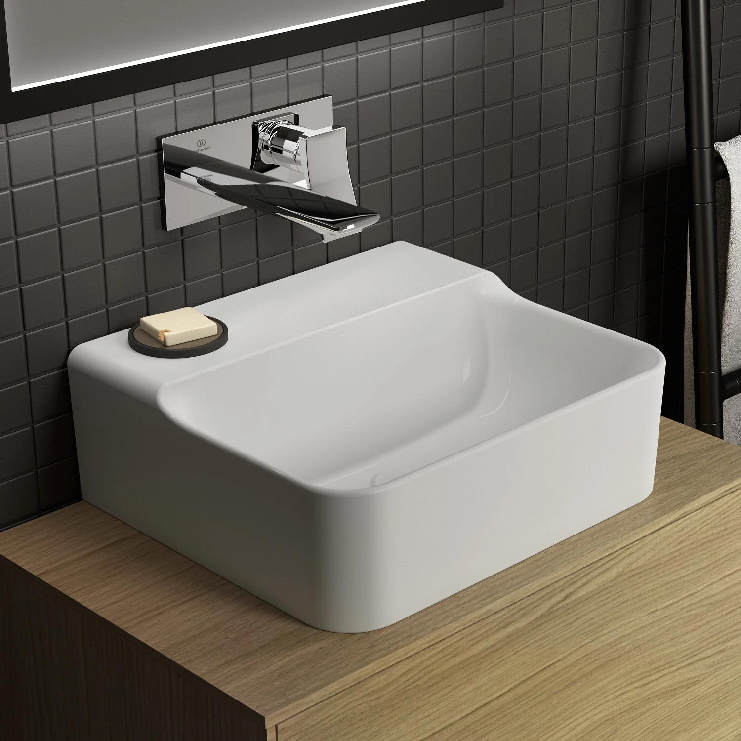 Biała umywalka z baterią ścienną w łazience, Ideal Standard